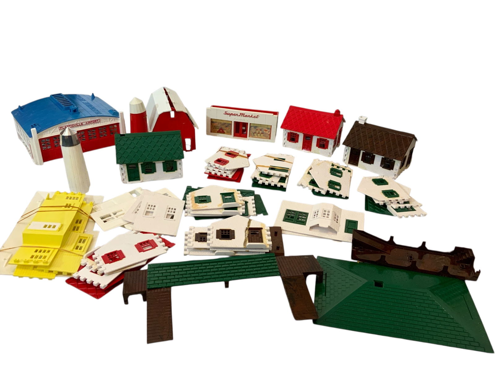 Assorted Plasticville Houses Airport Supermarket and parts (1 of 3)