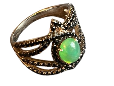 Stunning 925 Ring with Green Stone and Dark / Black “mini chips”