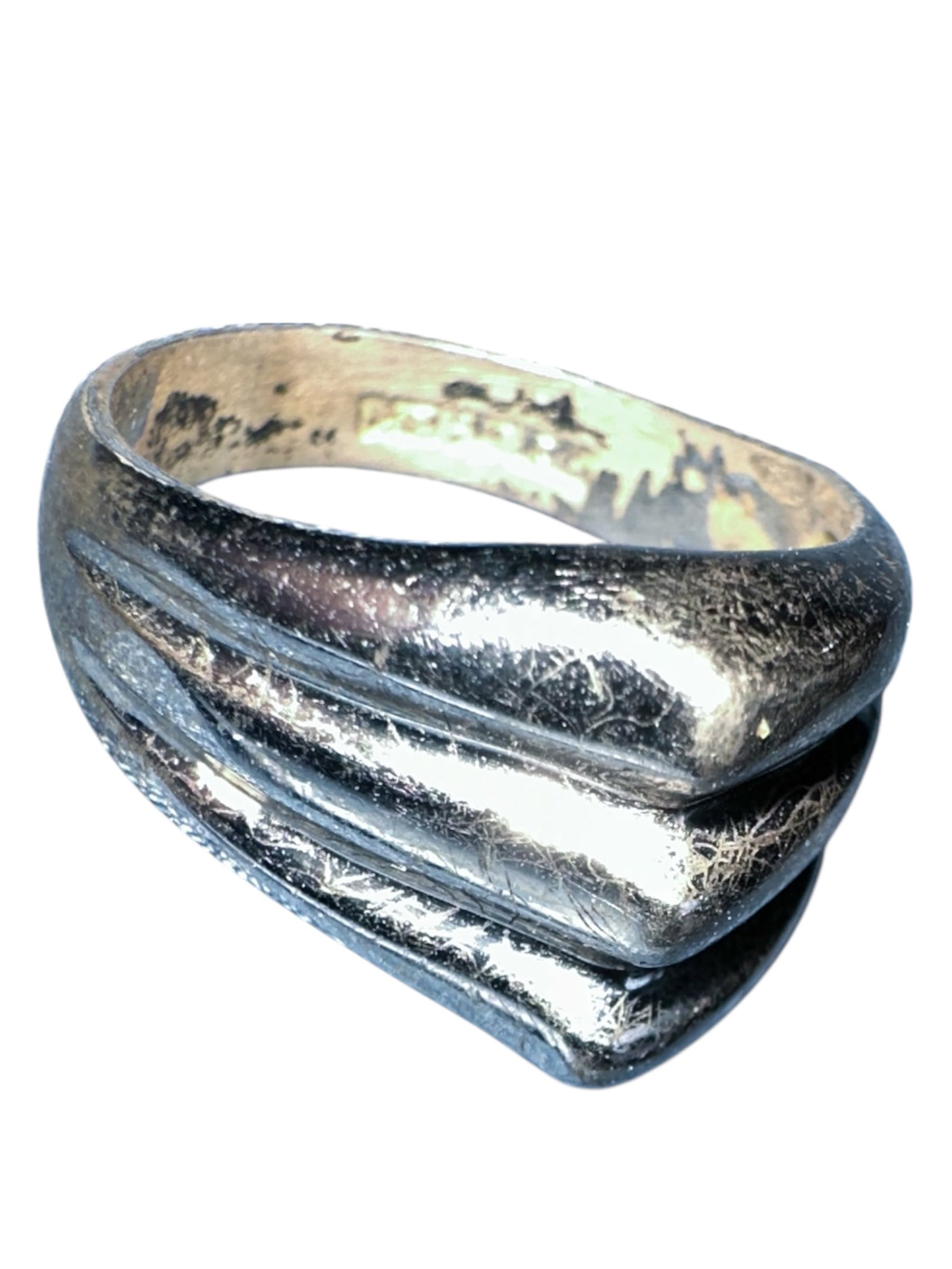 Vintage Sterling Silver Modernist Curved Groove Ridge Design Ring size 7.5: Vintage Sterling Silver Modernist Curved Groove Ridge Design Ring size 7.5. Lots of ‘micro scratches’ but still a nice ‘look’.