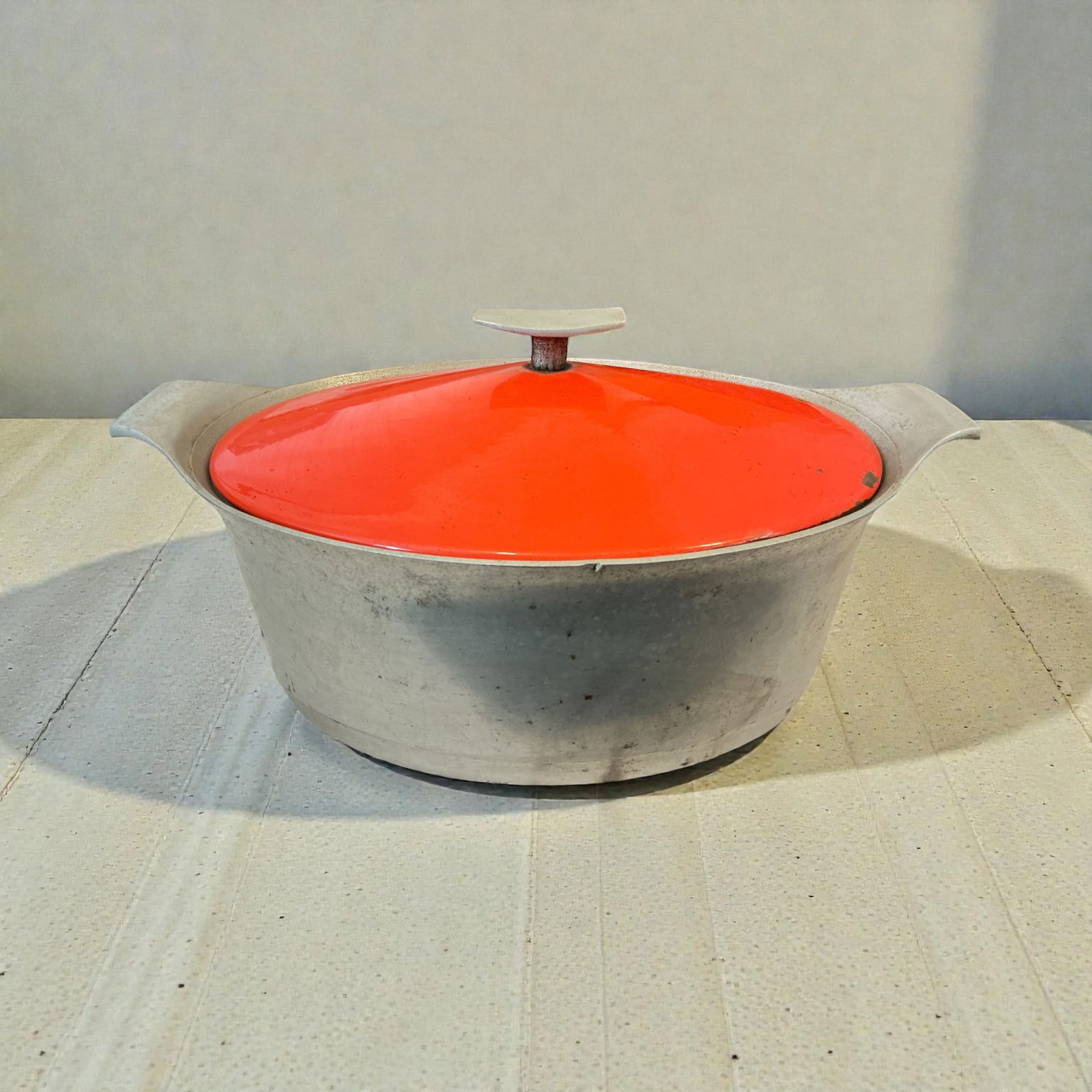 Mid-century Griswold #99 Cast Aluminum Oval Roaster With Porcelain-coated Steel Lid: Mid-century Griswold #99 Cast Aluminum Oval Roaster With Porcelain-coated Steel Lid. Capacity is about 8 quarts. There is some chipping of the porcelain and random marks,in the aluminum. 16” acr