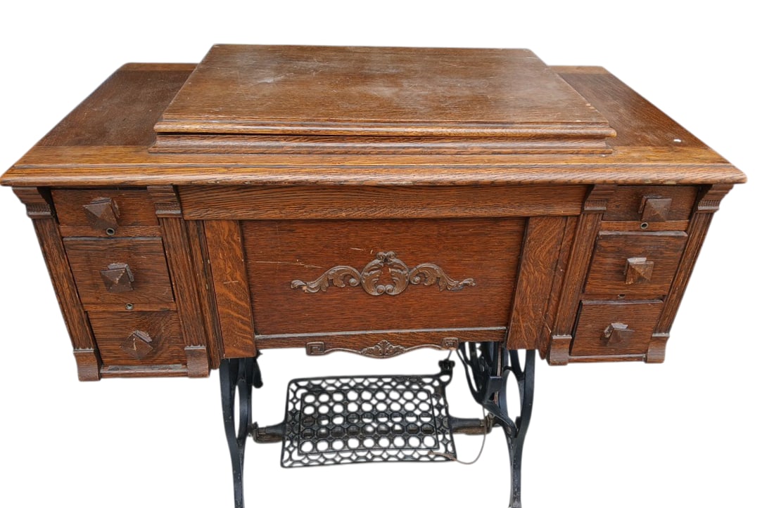 Antique Betsey Ross treadle sewing machine (1 of 3)