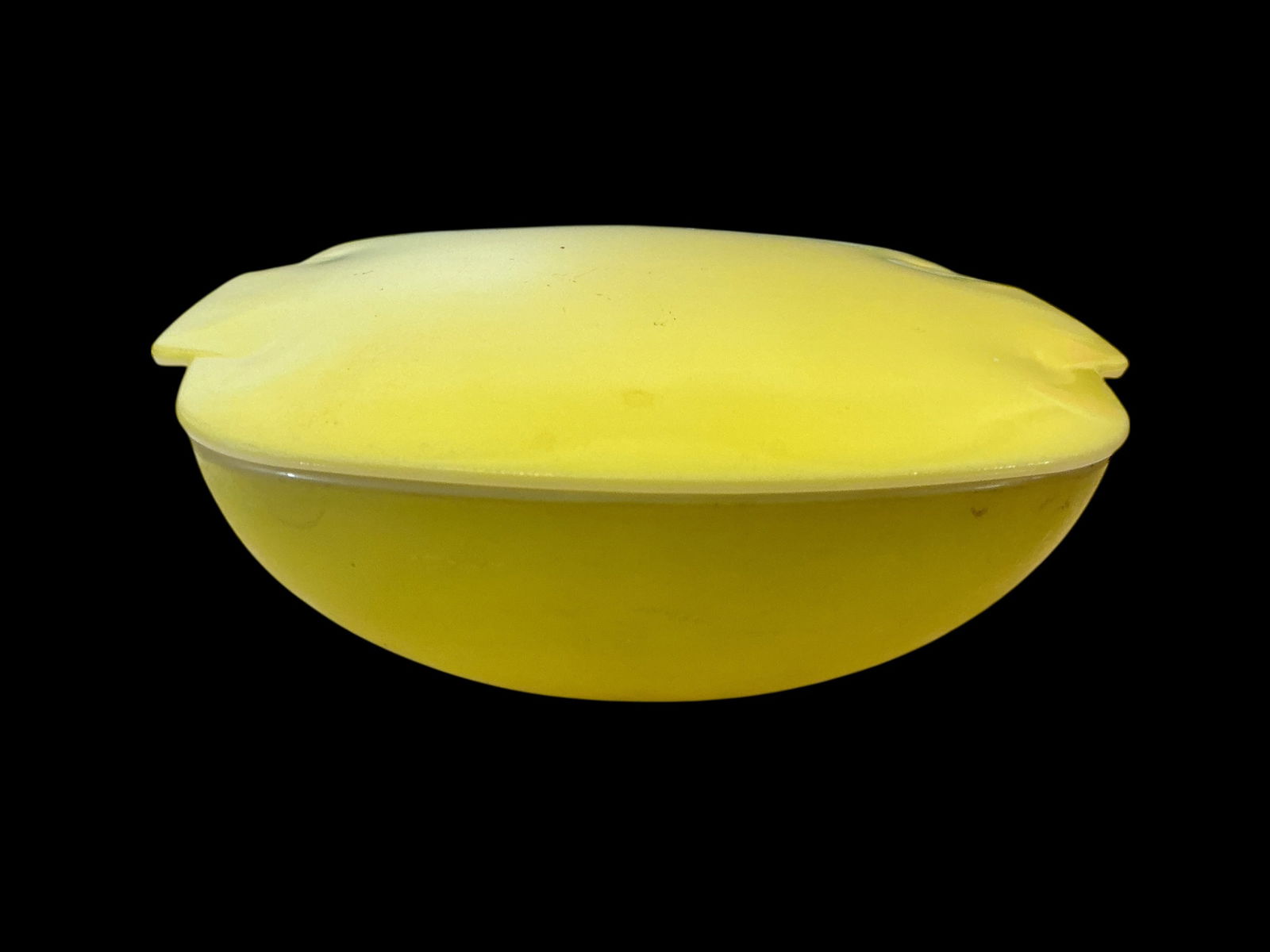 Pyrex Yellow Hostess Casserole Dish With Lid 1 1/2qt: Pyrex Yellow Hostess Casserole Dish With Lid 1 1/2qt. no chips, cracks, breaks, or repairs. Some small spots of color los. 8” x 9” x 3”