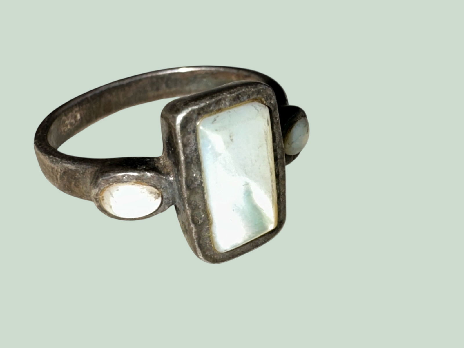 Sterling Silver Ring with Mother of Pearl Stones 925 size 6 (1 of 4)
