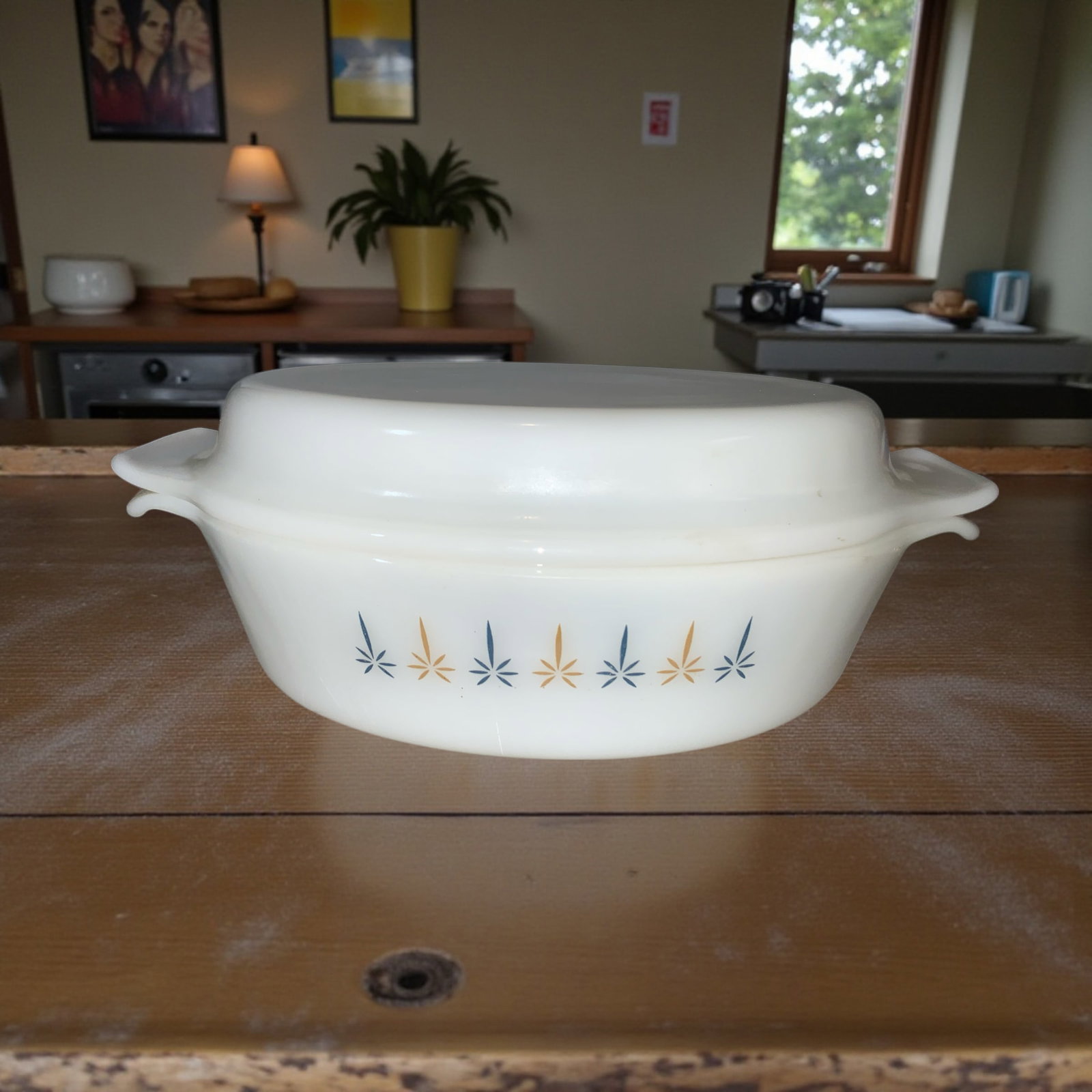 Fire King 1 1/2qt Casserole with Lid Candle Glow / Atomic Star 433 Anchor Hocking (1 of 7)