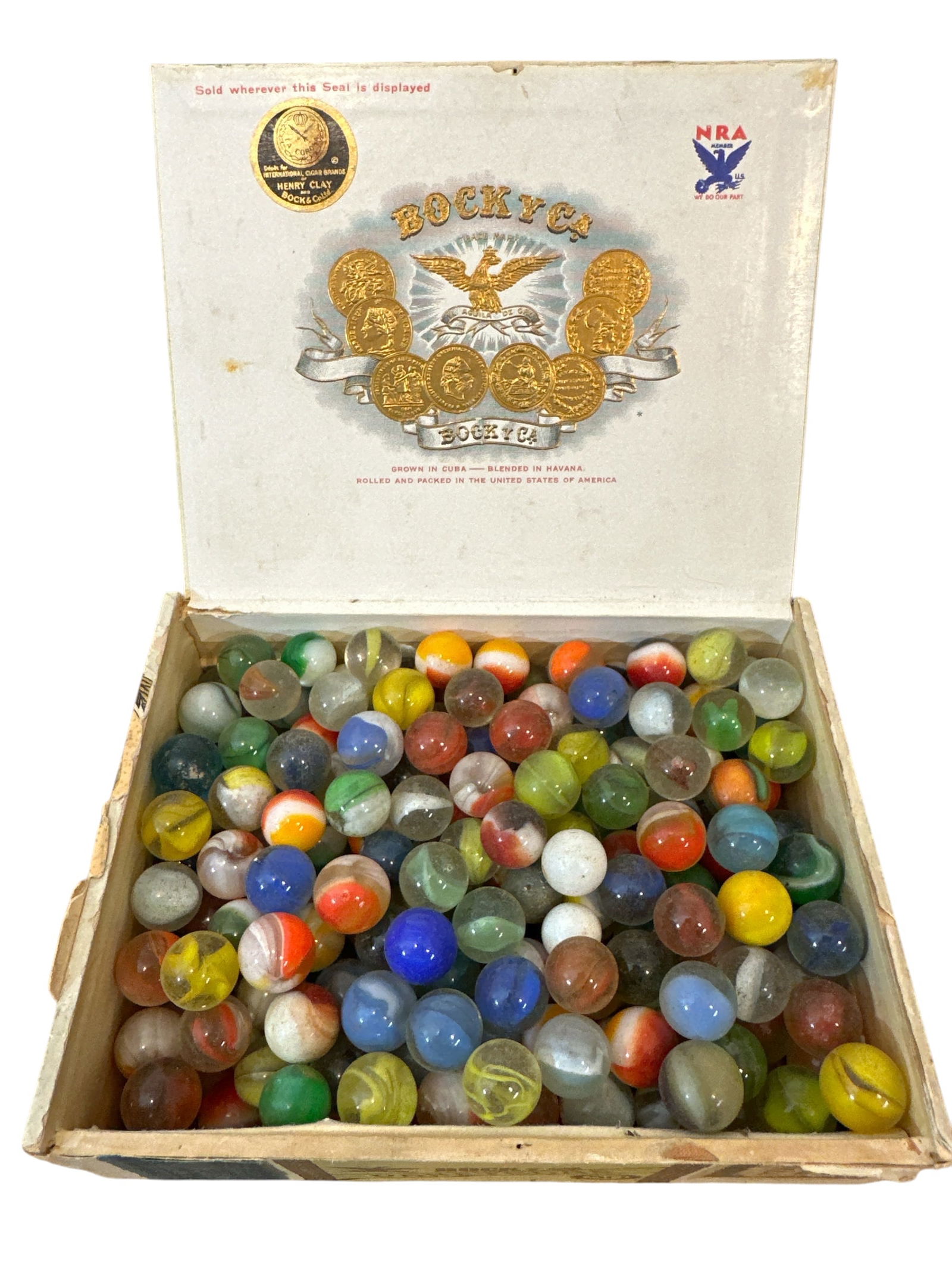 Cigar Box Full of Vintage Estate Glass Marbles mixed: Cigar Box Full of Vintage Estate Glass Marbles mixed. 2" x 5 1/4" x 6 1/4" box.===>>> ***PLEASE READ***Shipping for this lot is available ONLY THROUGH LIVESHIPPING. There are NO full-service shipping