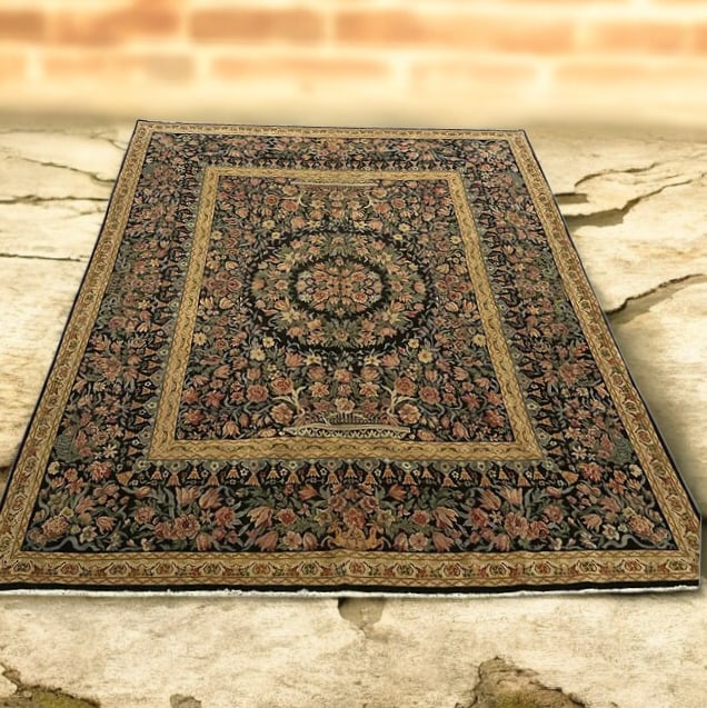 Vintage Room-size Rug: Vintage Room-size Rug.No odors or stains. Appears to have been in a low-traffic area of the home. No signs of wear noted. 117" x 139"===>>> ***PLEASE READ***Shipping for this lot is available ONLY THR