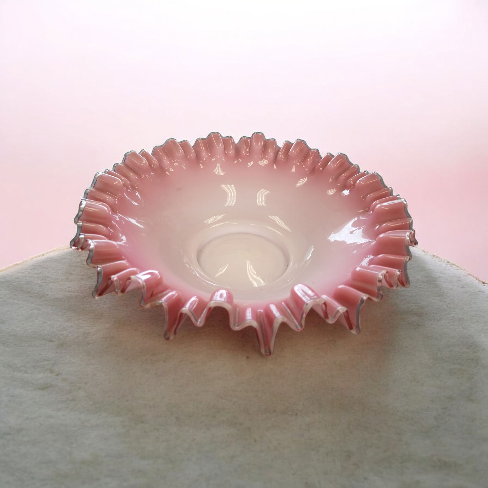 Vintage Fenton bridle bowl: Vintage Fenton bridle bowl / ruffled edge 11 inches in diameter 3.5 inches tall in good condition shipping, There are no providers to arrange with.Local pickup BY APPOINTMENT is available. Buyer must