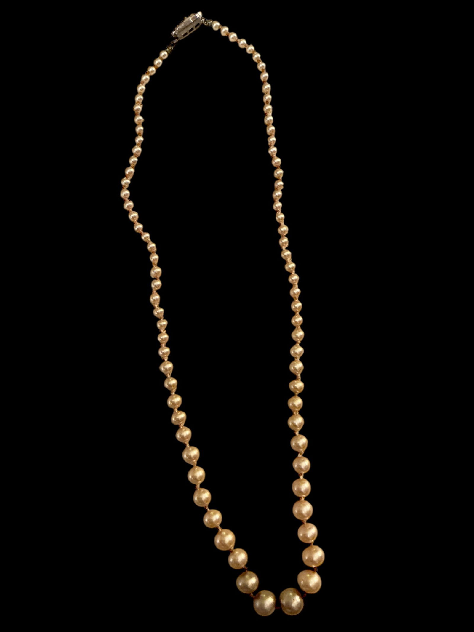 Vintage Pearl(?) Necklace w/ Sterling Silver Clasp 18”: Vintage Pearl(?) Necklace w/ Sterling Silver Clasp 18”. Believed to be real pearls but I’m not a pearl expert. Buyer must bid accordingly.================================= PLEASE READ