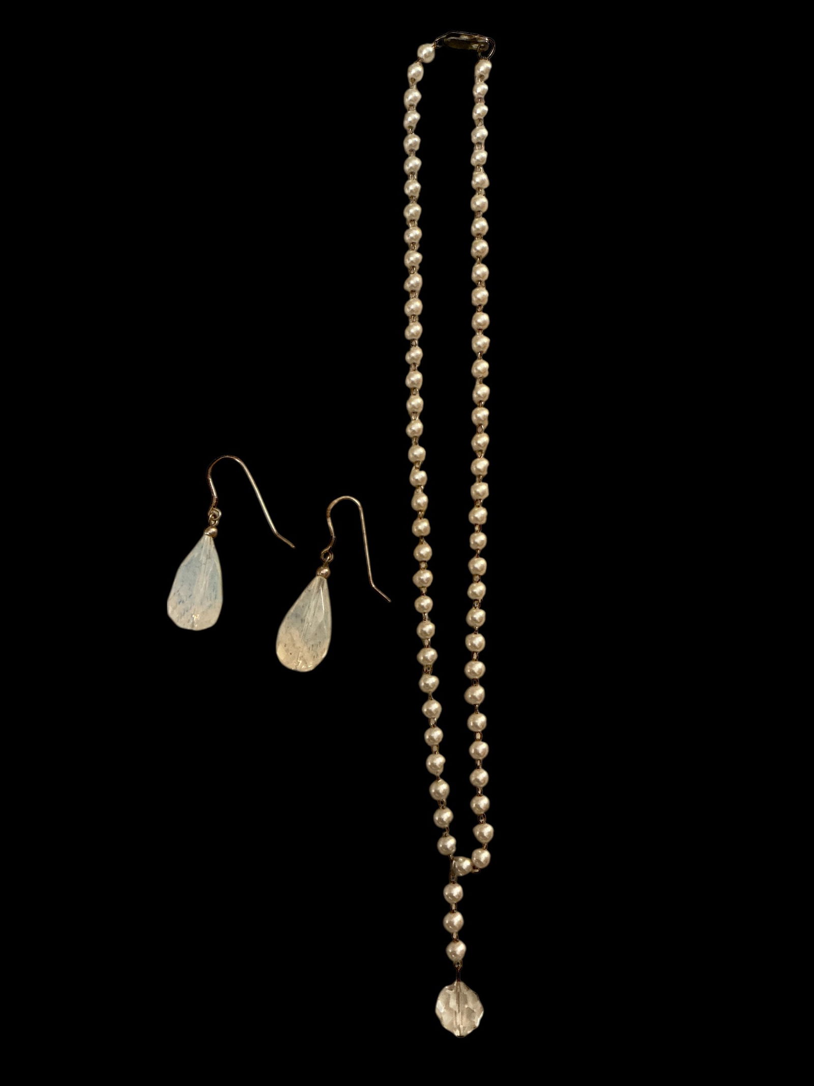 Vintage Pearl(?) Necklace w/ Sterling Silver Clasp and Earrings 16”: Vintage Pearl(?) Necklace w/ Sterling Silver Clasp and Earrings 16”. Believed to be real pearls but I’m not a pearl expert. Buyer must bid accordingly.================================= PLEASE
