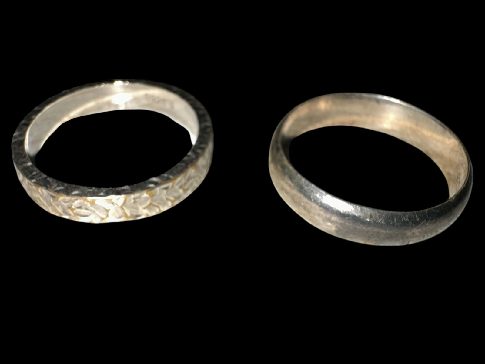(2) .925 Silver Band Rings Size 9: Two Silver Band Rings Marked 925 Size 9. ================================= PLEASE READ =============================Shipping for this lot is available ONLY THROUGH LIVESHIPPING. We advise all bidders