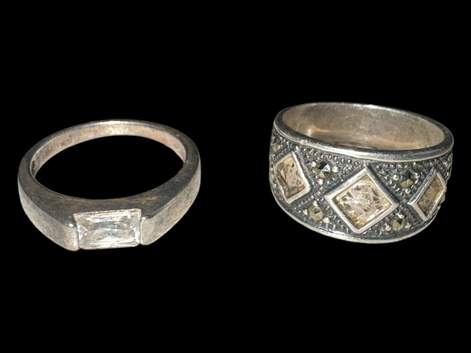 (2) .925 Sterling Silver Rings both Size 7: Two Sterling Silver Rings Marke 925 Size 7.================================= PLEASE READ =============================Shipping for this lot is available ONLY THROUGH LIVESHIPPING. We advise all