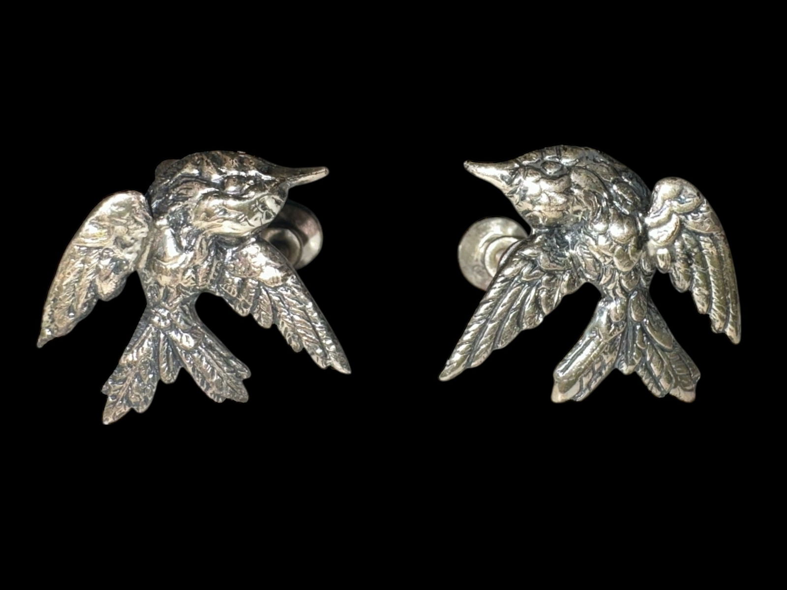 Pair Sterling Silver Bird Earrings Screw-back: Pair Sterling Silver Bird Earrings Screw-back ================================= PLEASE READ =============================Shipping for this lot is available ONLY THROUGH LIVESHIPPING. We advise all
