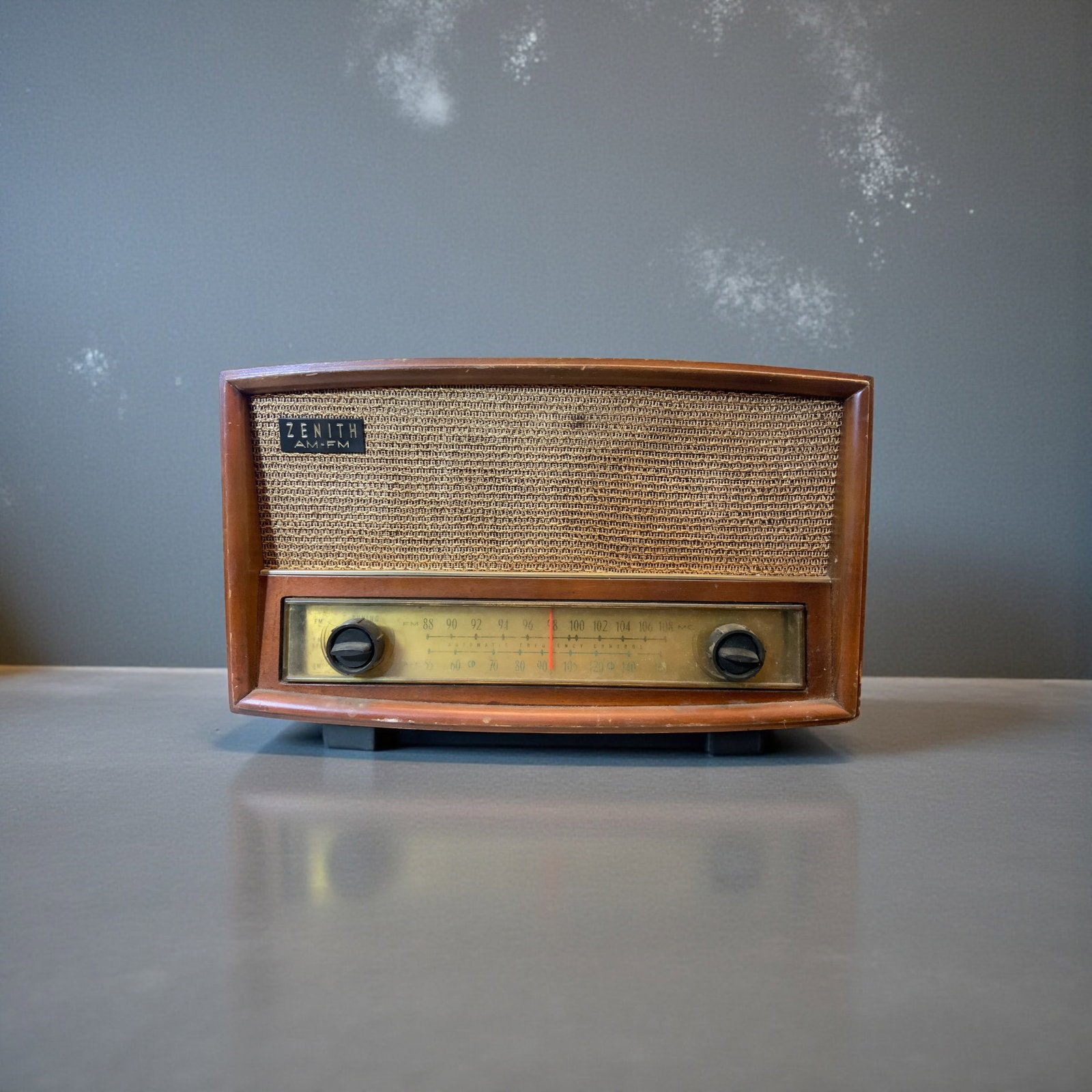 MCM Zenith AM / FM RADIO w/ Wood Case Turns On (1 of 4)