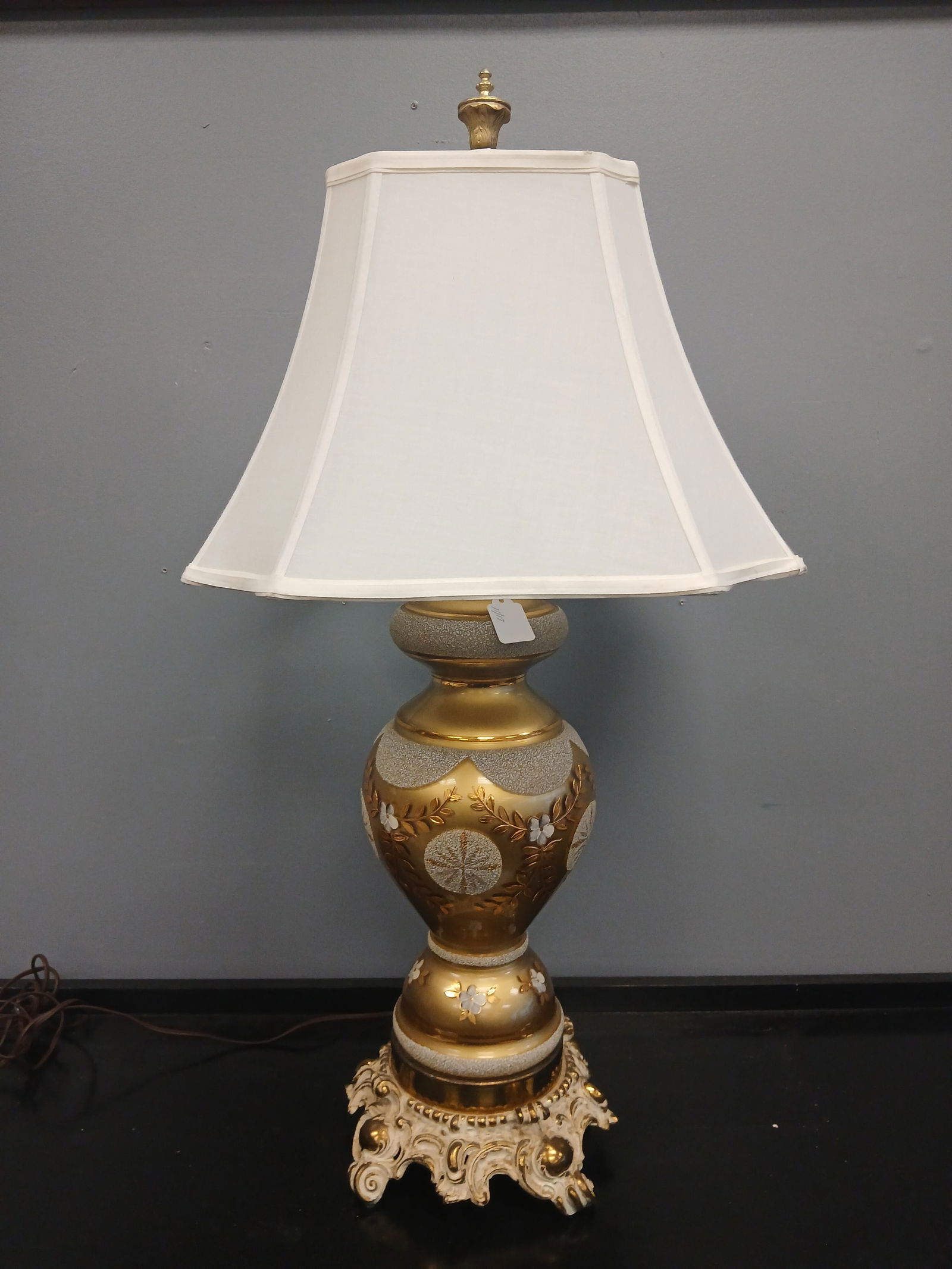 Hollywood regency table lamp (1 of 6)