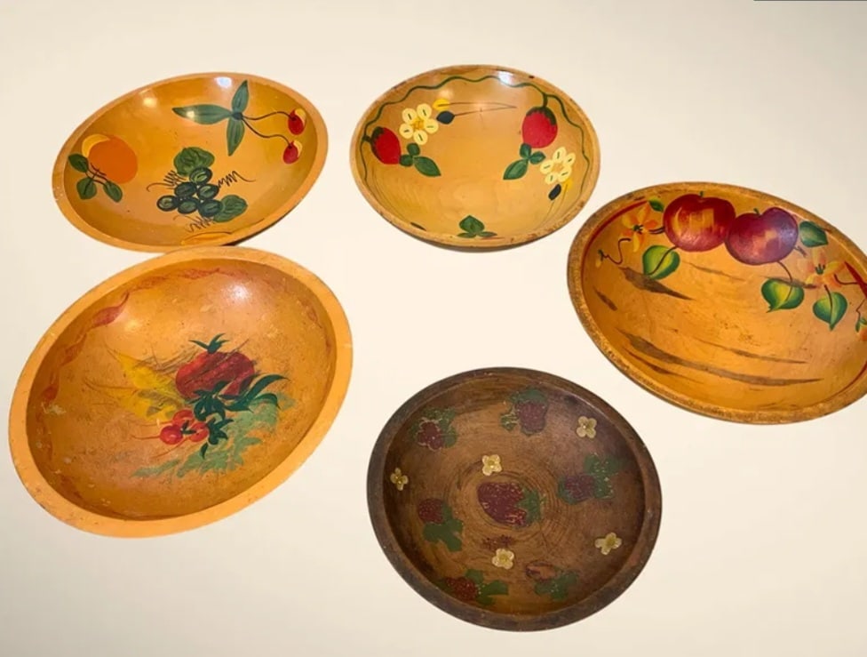 Lot of vintage decorated wood bowls (1 of 3)