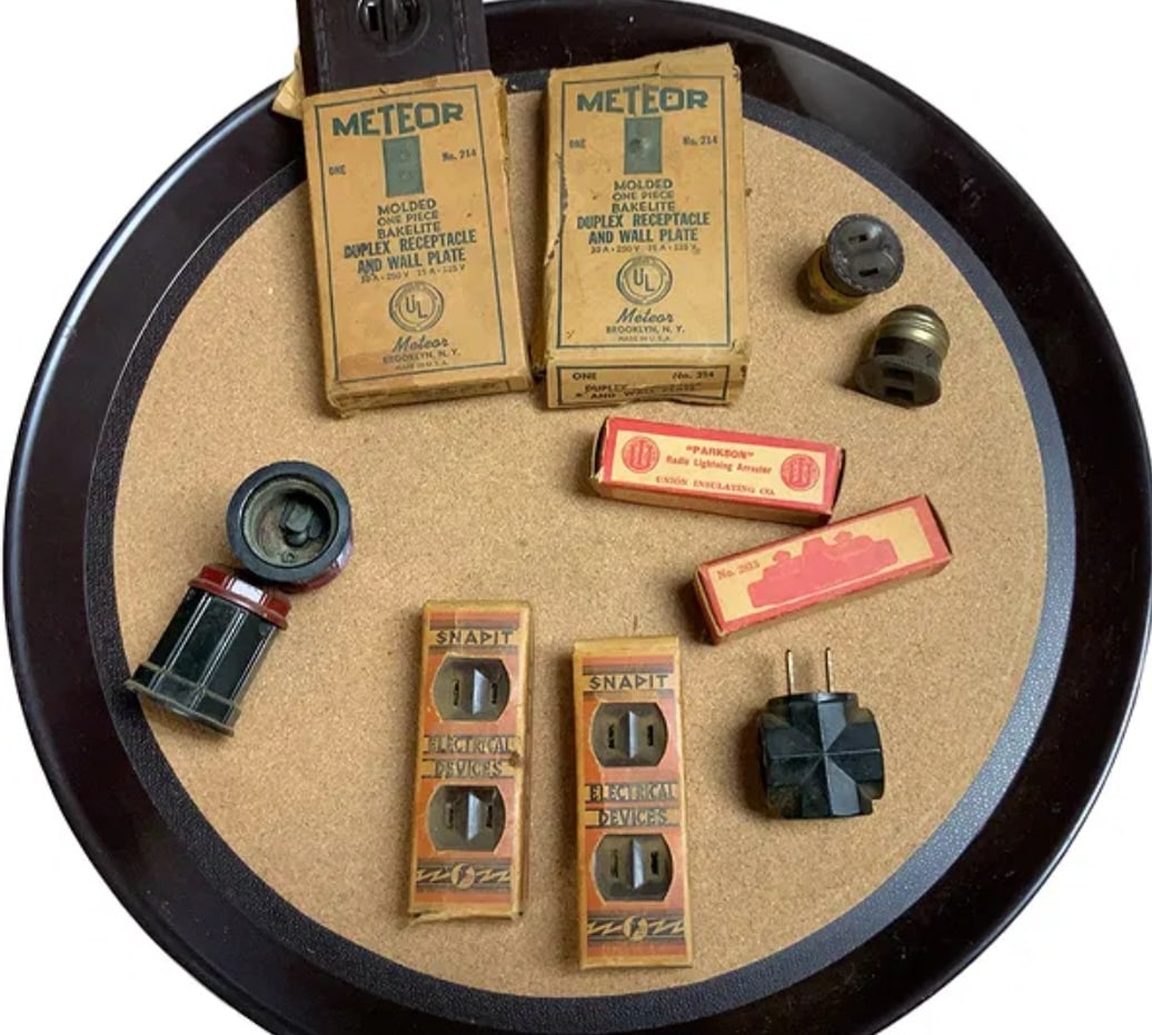 Vintage new old stock electrical items: Vintage New, Old Stock & etc. Electrical Items Bakelite Meteor Snapit Parkson Leviton etc.================================= PLEASE READ =============================Shipping for this lot is available