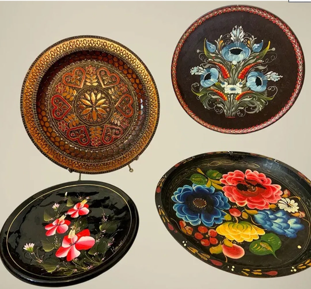 A lot of (4) vintage decorative wood bowls (1 of 5)