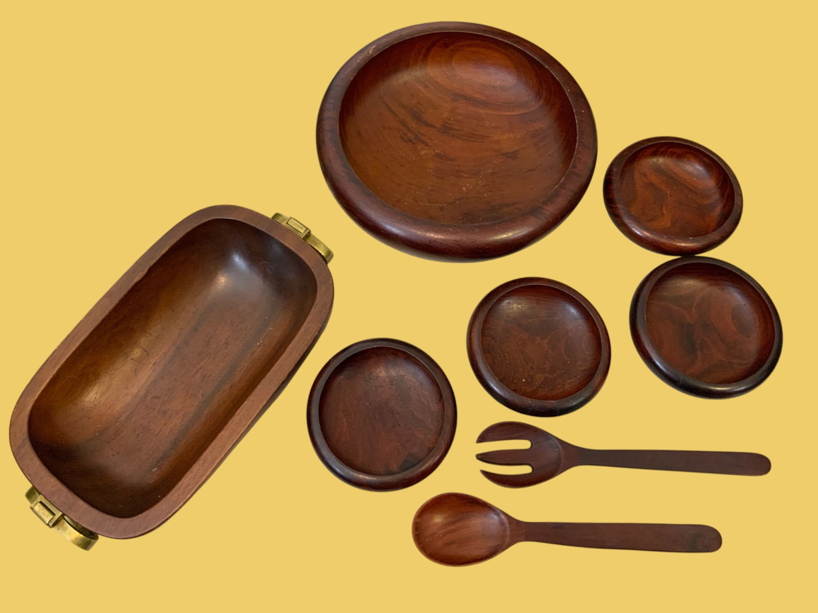 Vintage Wooden Salad and Bread Table Service: Vintage Wooden Salad and Bread Table Service. Bread Tray has brass handles and is 3" x 8 1/4" x 15". Salad Serving Bowl is approx 12"diameter. ================================= PLEASE READ ===========