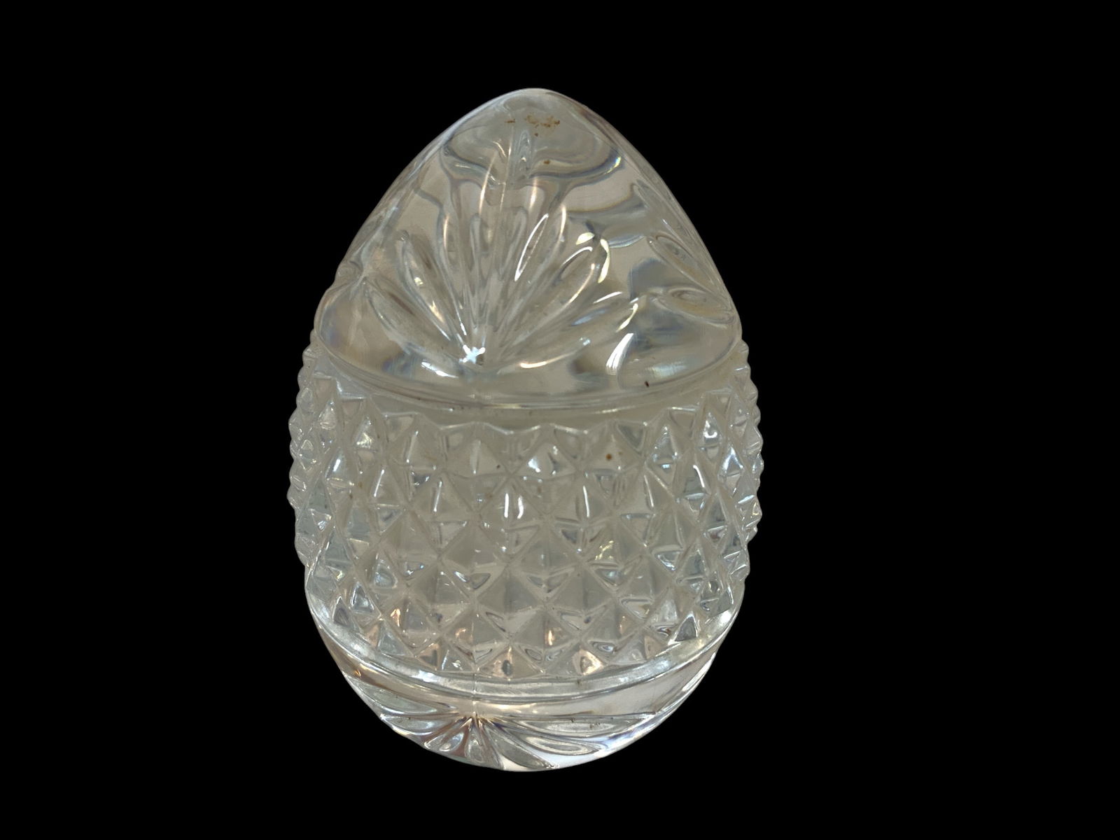 Crystal Egg Paperweight Diamond Point and Fan Design France: Crystal Egg Paperweight Diamond Point and Fan Design France. No damage noted. 3 1/4" tall. ================================= PLEASE READ =============================Shipping for this lot is