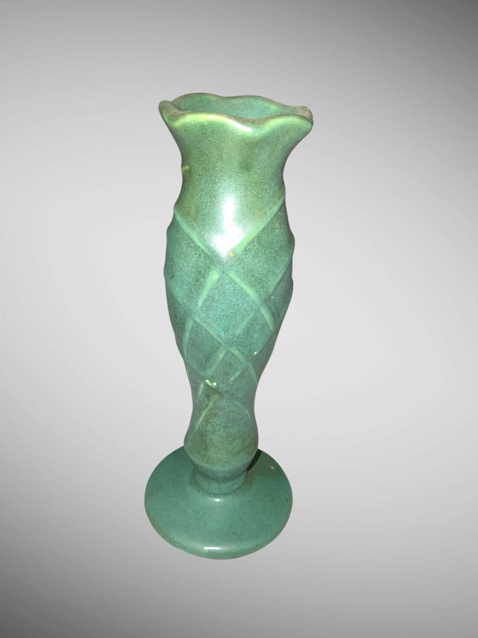 Vintage McCoy Bud Vase Cross Hatch Pattern: Vintage McCoy Bud Vase Cross Hatch Pattern. 6 1/2" tall.=========================PLEASE READ===================Shipping for this lot is available ONLY THROUGH LIVESHIPPING. We advise all bidders to