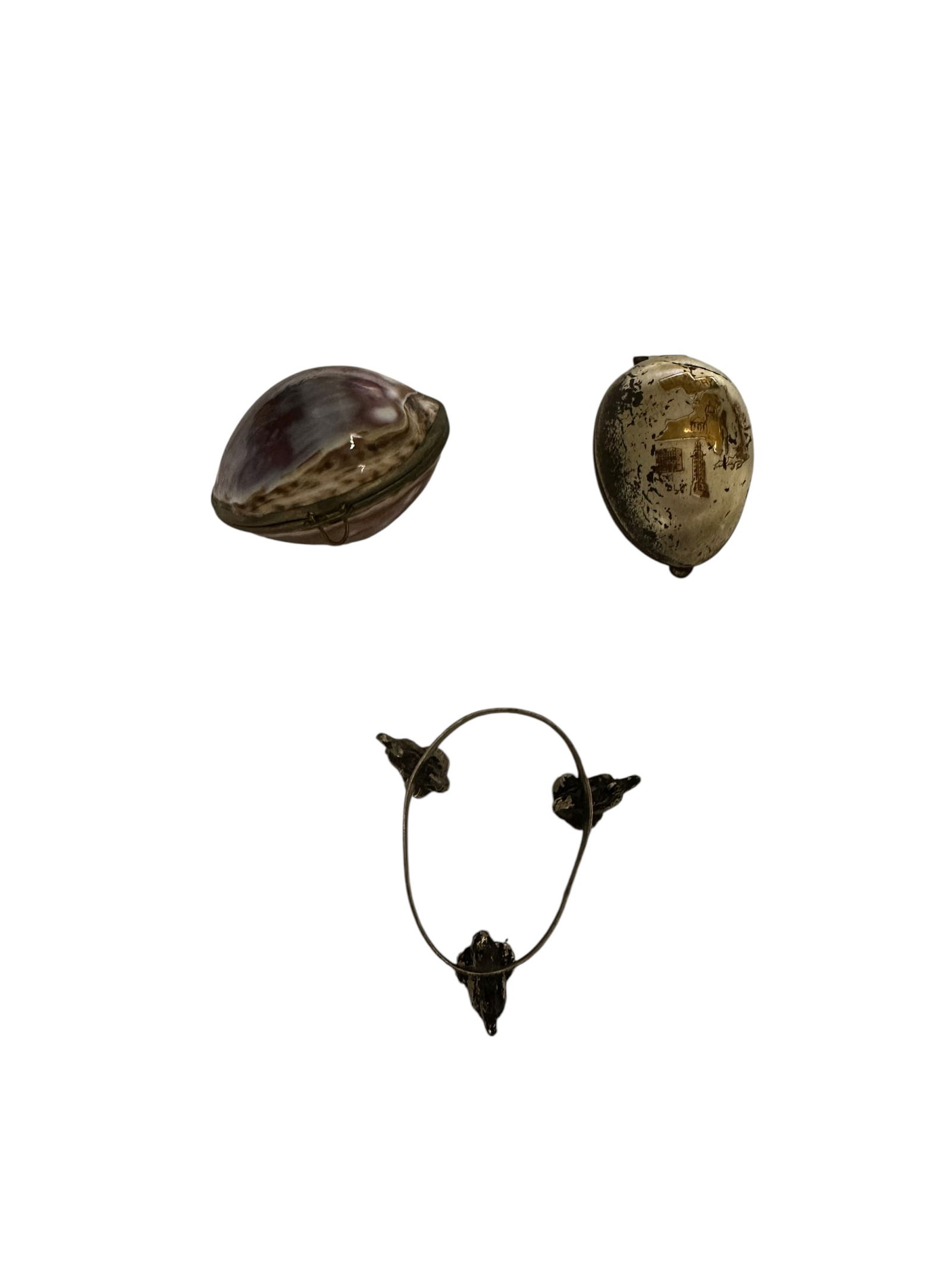 (2) Trinket Boxes and (1) stand: (2) Trinket Boxes and (1) stand. The larger is a polished shell and has a secure closure. The other is all-metal and has New York related depictions on it. Also has a secure closure but the finish is