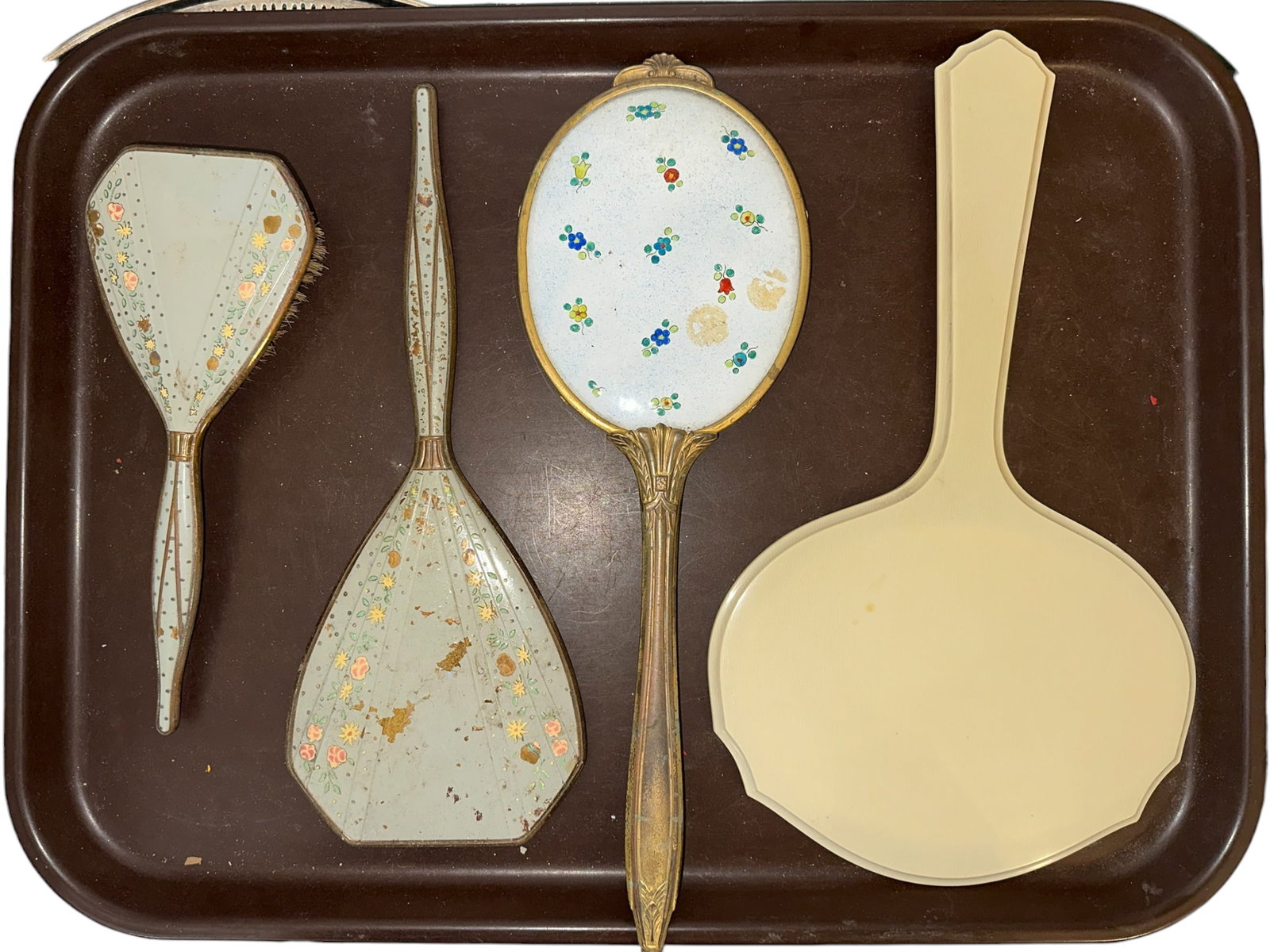 Vintage Hand Mirrors & 1 Matching Brush: Vintage Hand Mirrors & 1 Matching Brush. Longest mirror is 15 3/4". ====PLEASE READ===================Shipping for this lot is available ONLY THROUGH LIVESHIPPING. We advise all bidders to obtain a sh