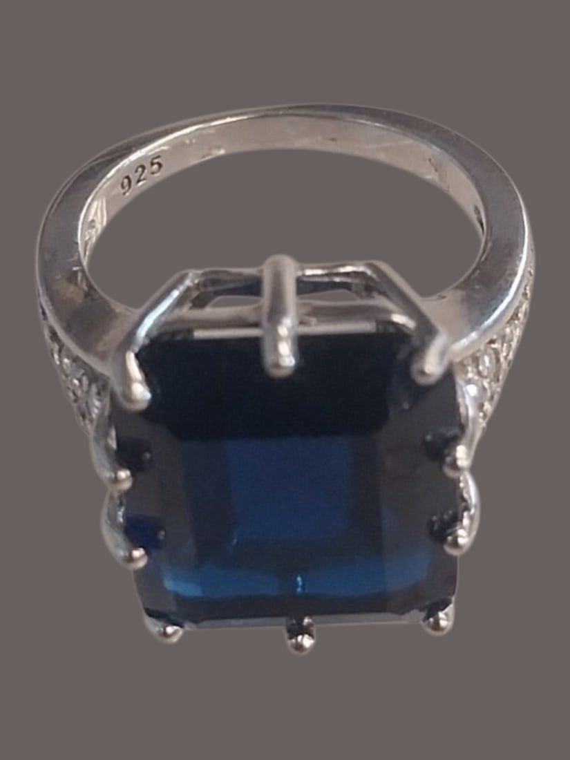 925 marked Ring with a Blue Gemstone Size 5: 925 marked Ring with a Blue Gemstone Size 5. . >>>>>>>>>>>>>>READ—-READ—-READ—-Shipping for this lot is available ONLY THROUGH LIVEAUCTIONEERS/LIVESHIPPING. We advise all bidders to obtain a shi