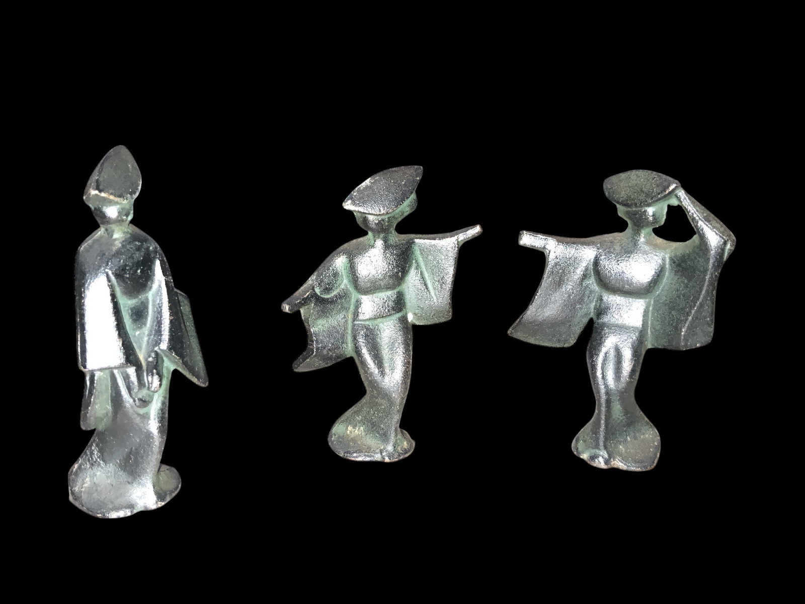 (3) Cast Iron Geisha Girls Mid-century Japanese Attire and Poses.: (3) Cast Iron Geisha Girls Mid-century Japanese Attire and Poses. Nominal 4 1/4" tall. >>>>>>>>>>>>>>READ—-READ—-READ—-Shipping for this lot is available ONLY THROUGH