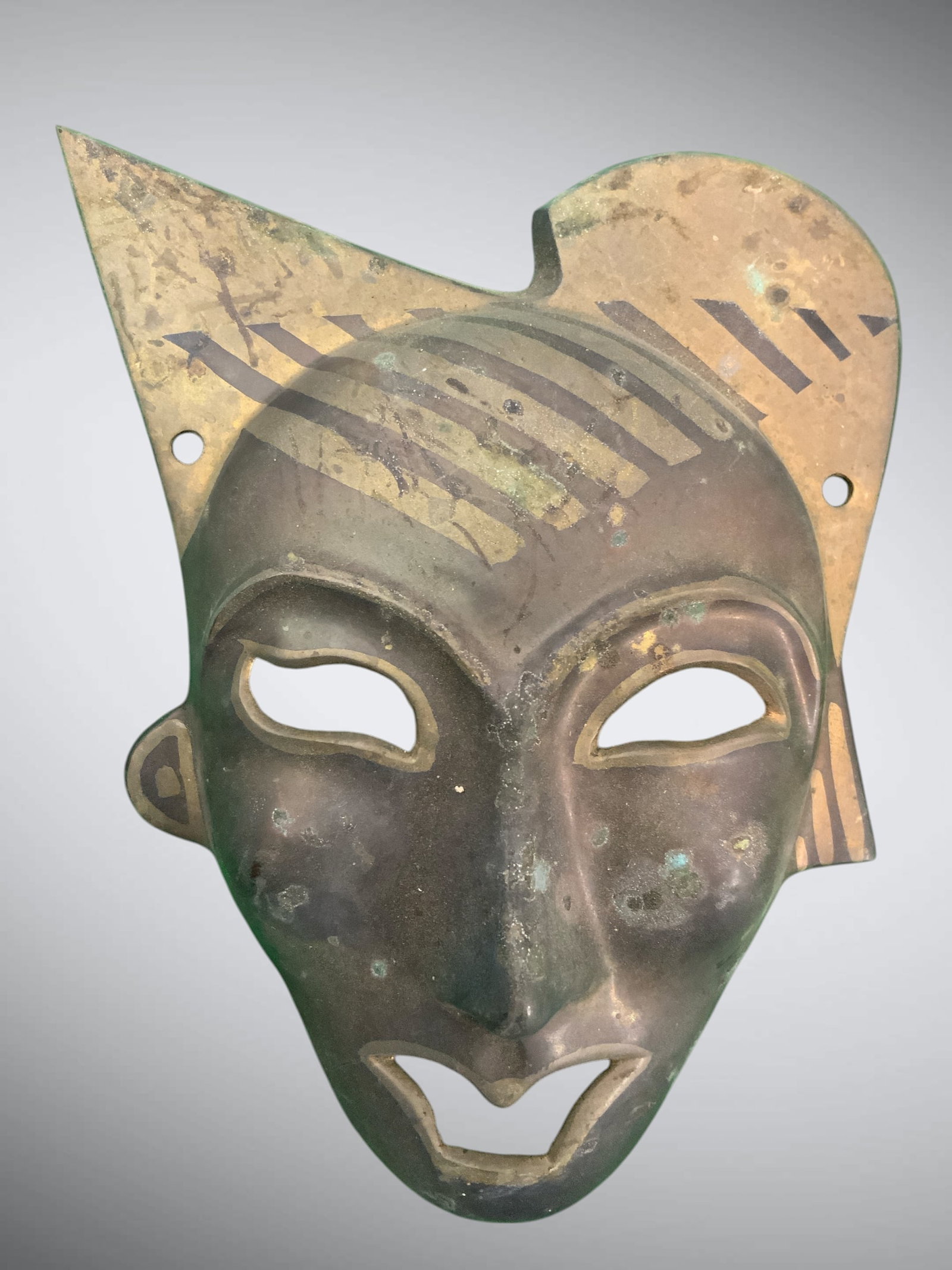 Art Deco Metal Comedy Wall Decor Mask: Art Deco Metal Comedy Wall Decor Mask. Non-magnetic, could very well be brass. 6" x 8". .>>>>>>>>>>>>>>READ—-READ—-READ—-Shipping for this lot is available ONLY THROUGH LIVEAUCTIONEERS/LIVESHIPP