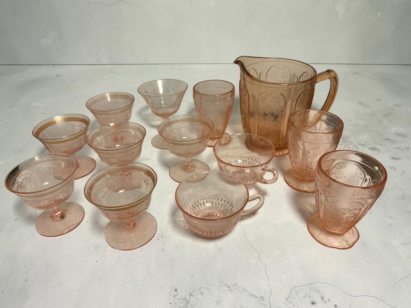 Vtg Pink Depression Glass (1 of 4)