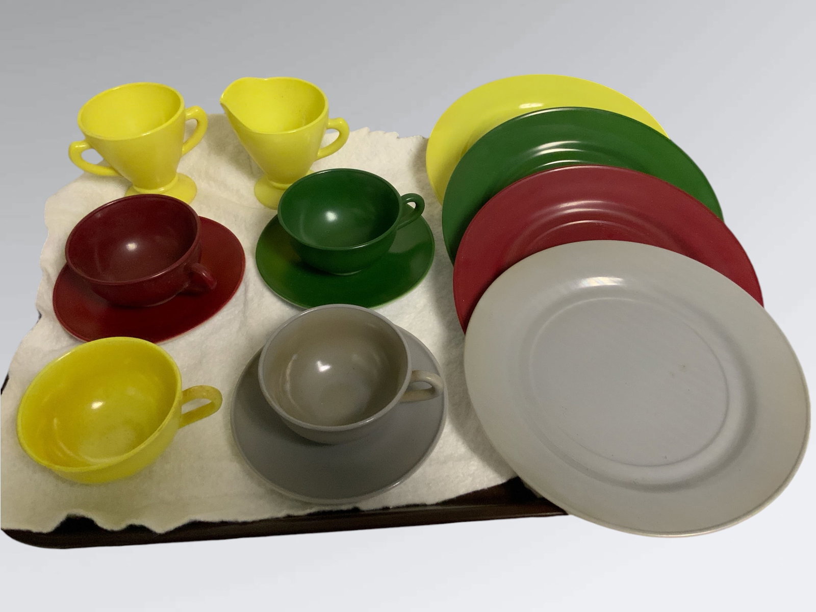 Vtg Platonite Ovide Moderntone Cream & Sugar-Cups-Saucers-Plates by Hazel Atlas: Vtg Platonite Ovide Moderntone Cream & Sugar-Cups-Saucers-Plates by Hazel Atlas. Plates are 9"dia. .>>>>>>>>>>>>>>READ—-READ—-READ—-Shipping for this lot is available ONLY THROUGH LIVEAUCTIONEER