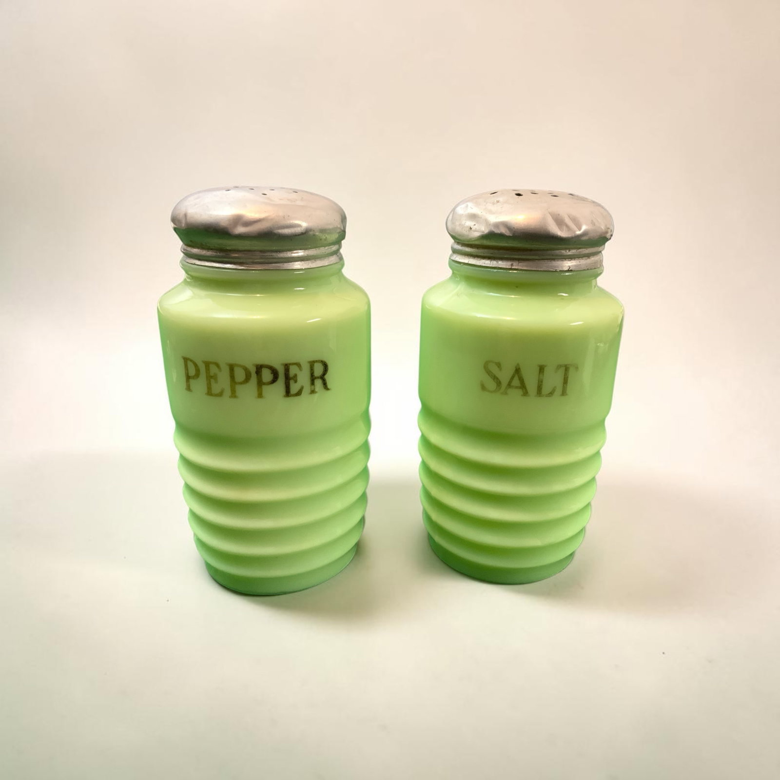 Vtg Uranium glass Jadeite Green S&P Shakers Ribbed Beehive Jeannette(?): Vtg Uranium glass Jadeite Green S&P Shakers Ribbed Beehive Jeannette(?). .>>>>>>>>>>>>>>READ—-READ—-READ—-Shipping for this lot is available ONLY THROUGH LIVEAUCTIONEERS/LIVESHIPPING. We advise 