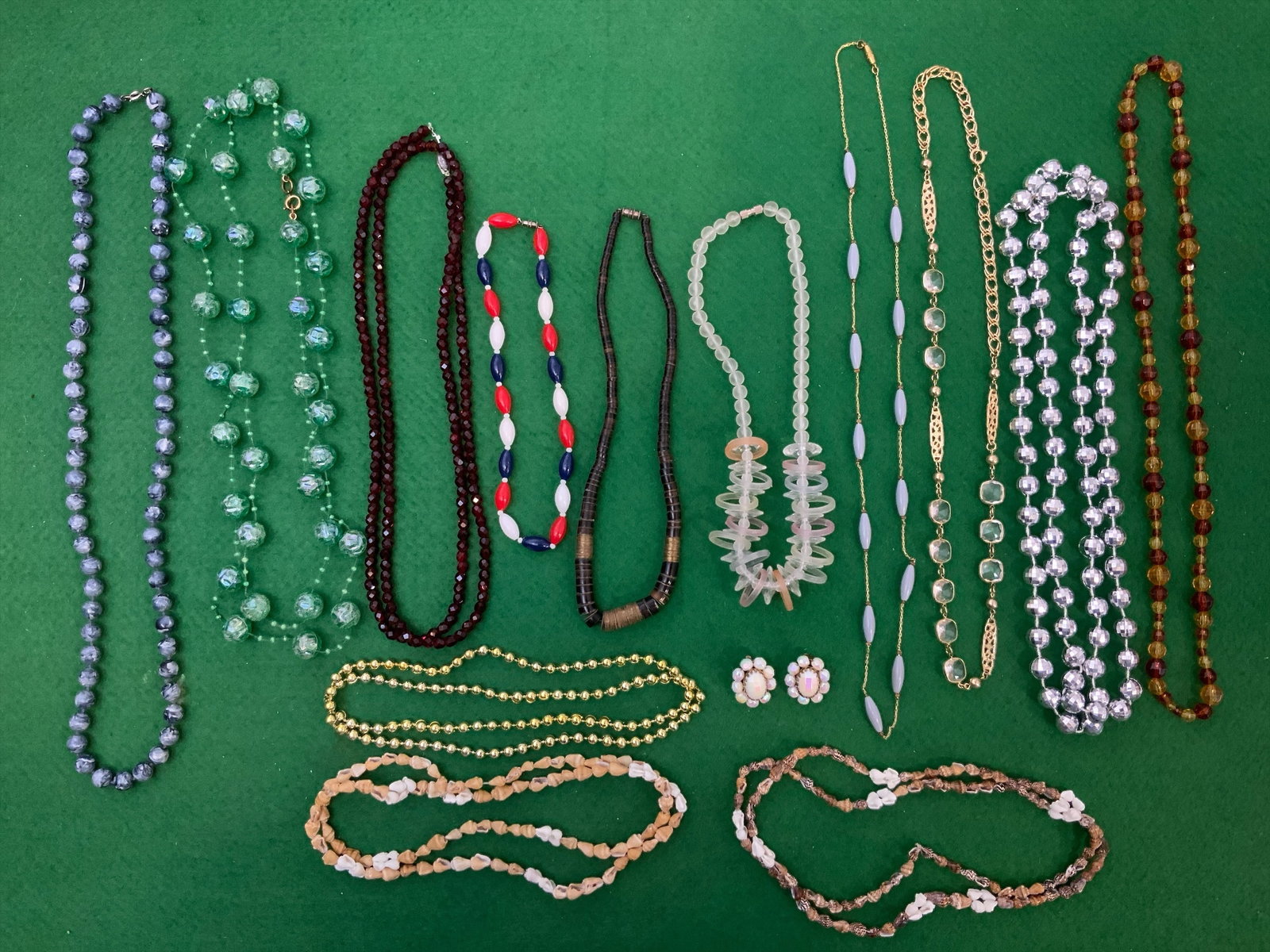 Costume Jewelry Necklaces Shells-Beads-etc: Costume Jewelry Necklaces Shells-Beads-etc .>>>>>>>>>>>>>>READ—-READ—-READ—-Shipping for this lot is available ONLY THROUGH LIVEAUCTIONEERS/LIVESHIPPING. We advise all bidders to obtain a shippi