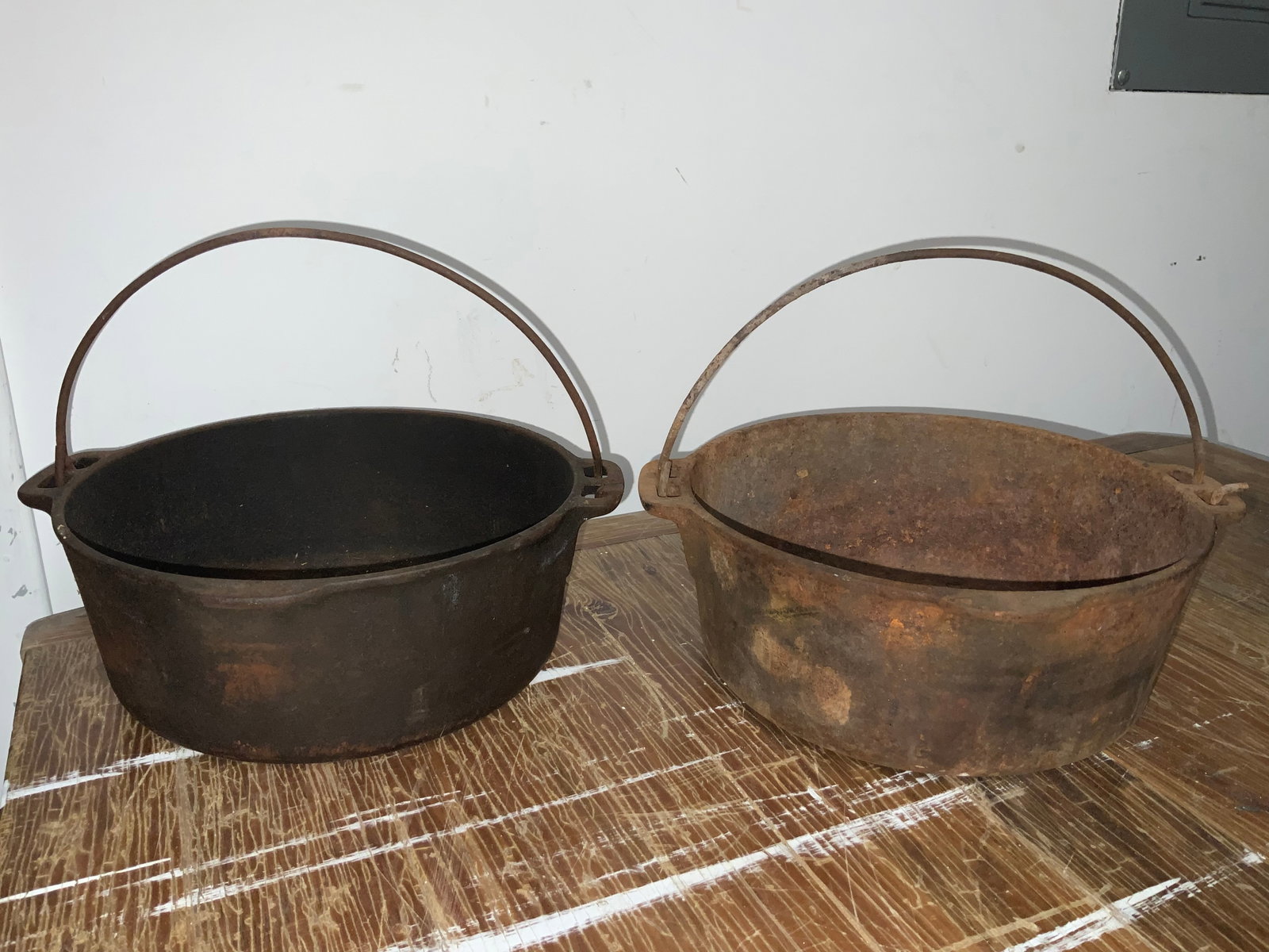 (2) WagnerWare Cast Iron 5qt Cauldron / Dutch Oven (no lids) (1 of 5)