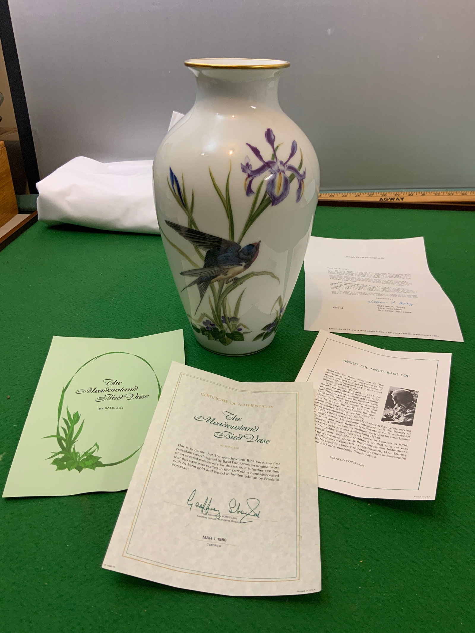 Vtg "The Meadowland Bird Vase" Basil Ede Porcelain / 24kt Gold Accents: Vtg "The Meadowland Bird Vase" Basil Ede Porcelain / 24kt Gold Accents. Franklin Porcelain. Provenance included. Approx 6 1/2" x 11 1/2". .>>>>>>>>>>>>>>READ—-READ—-READ—-Shipping for this lot i