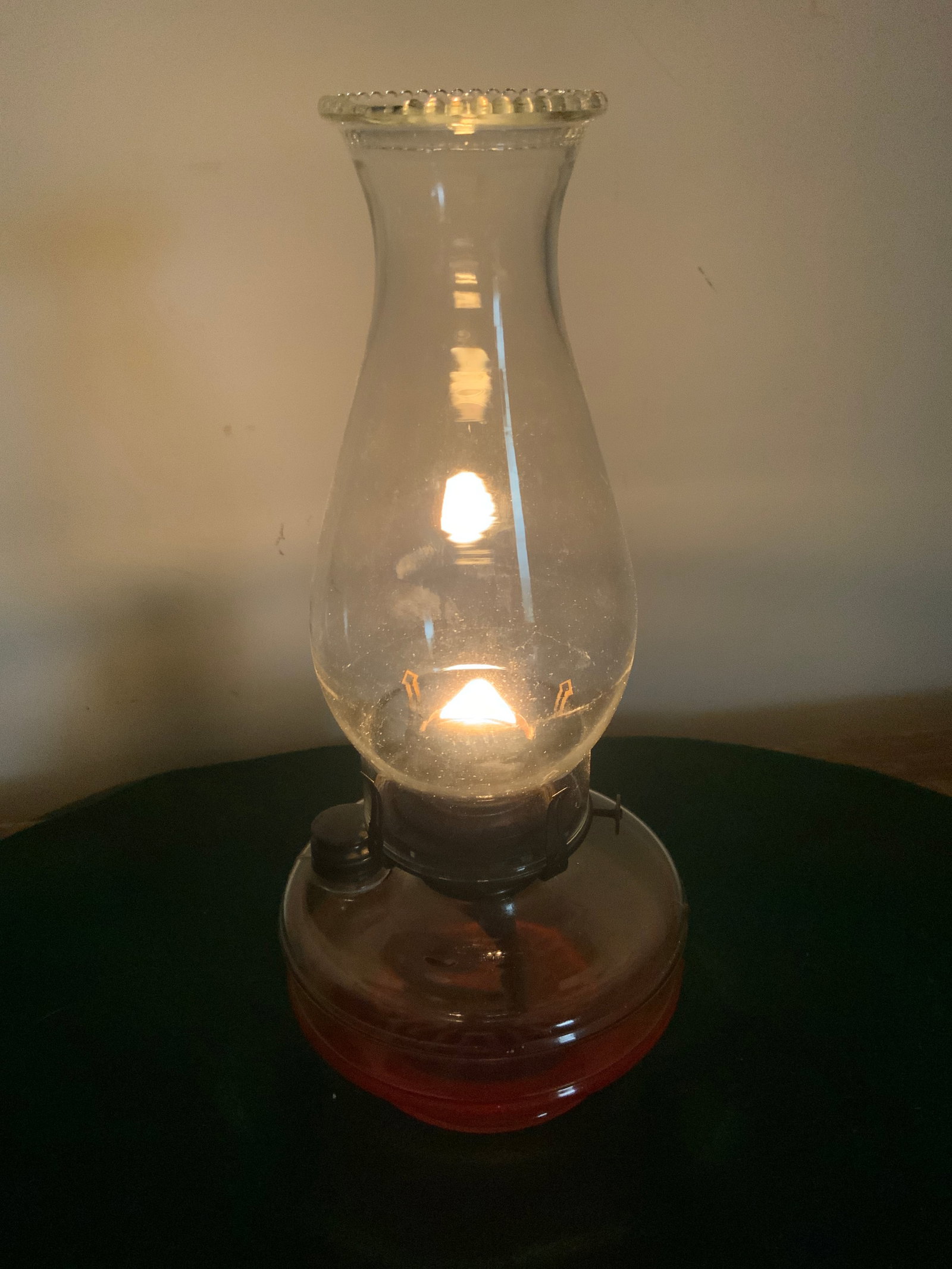 Vintage Clear Glass Oil Lamp w/ Pie Crust Chimney: Vintage Clear Glass Oil Lamp w/ Pie Crust Chimney. Will ship without oil. Fits nicely on the bracket offered in the next lot. 6" diameter, 13" tall. .>>>>>>>>>>>>>>READ—-READ—-READ—-Shipping for