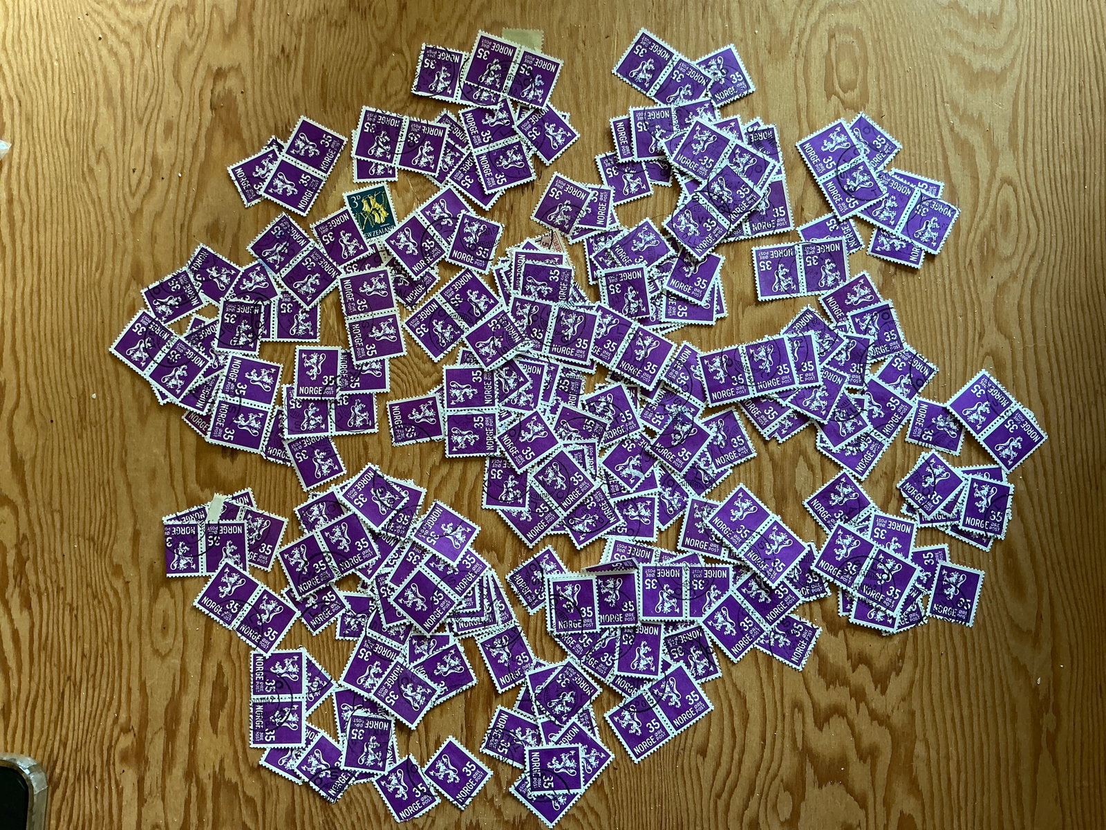 Norway 1937 Lion Rampant 35 Ore Stamps: Norway 1937 Lion Rampant 35 Ore Stamps. Plus a couple of oddballs as shown. Ships in a zipper bag. .>>>>>>>>>>>>>>READ—-READ—-READ—-Shipping for this lot is available ONLY THROUGH LIVEAUCTIONEER