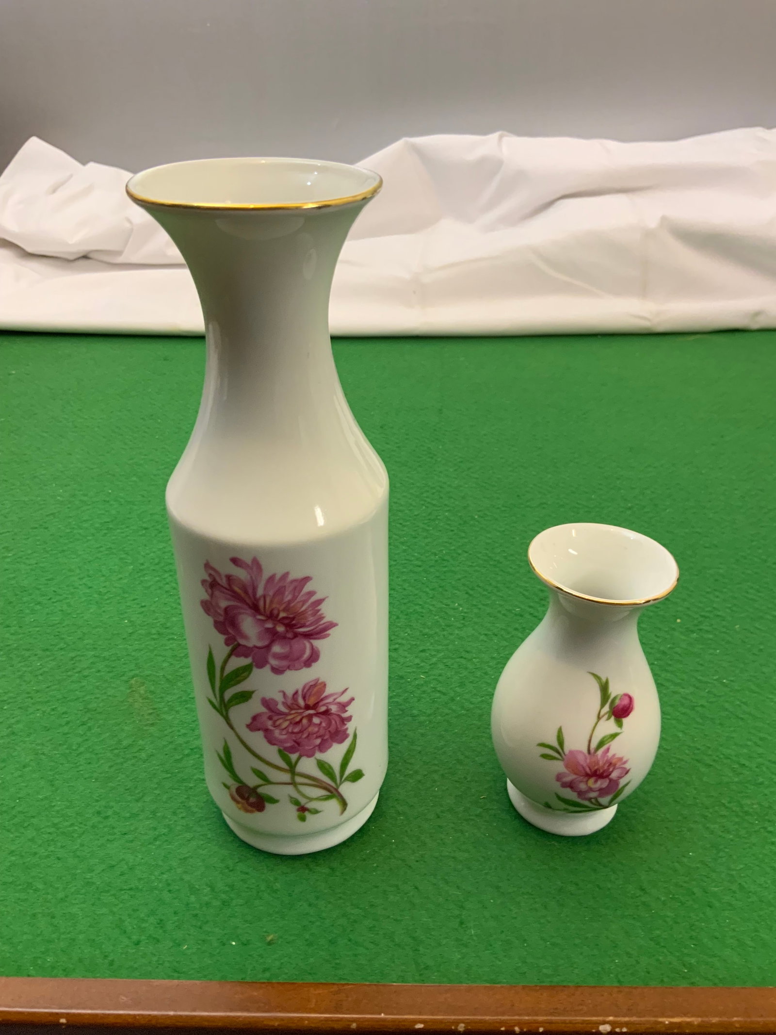 Vtg Royal Porzellan 4" & 8" Vases W. Germany: Vtg Royal Porzellan 4" & 8" Vases W. Germany. .>>>>>>>>>>>>>>READ—-READ—-READ—-Shipping for this lot is available ONLY THROUGH LIVEAUCTIONEERS/LIVESHIPPING. We advise all bidders to obtain a
