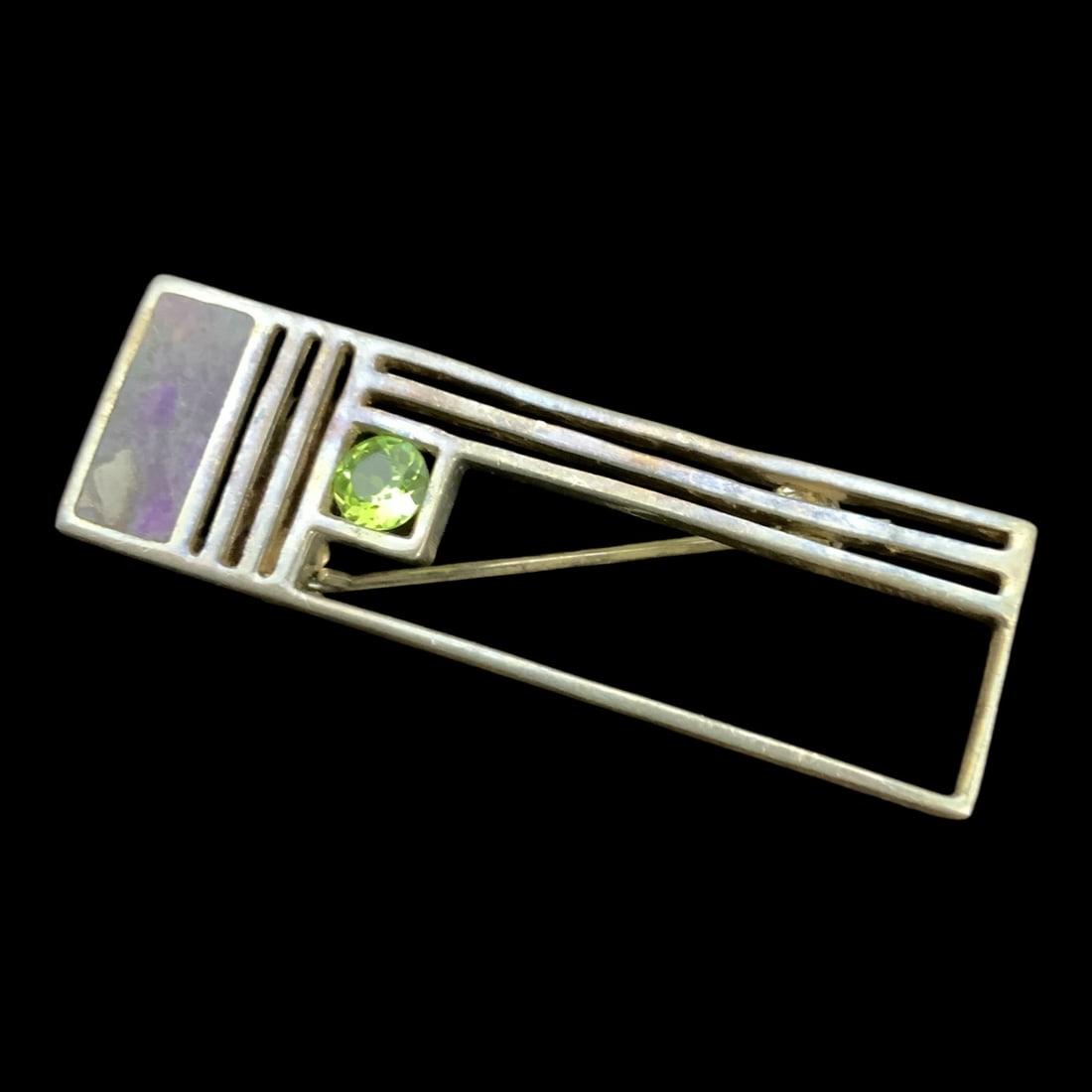 Deco Style 925 Open Frame Rectangular Brooch with Central Green Gemstone: Deco Style 925 Open Frame Rectangular Brooch with Central Green Gemstone. Marked 925. .>>>>>>>>>>>>>>READ—-READ—-READ—-Shipping for this lot is available ONLY THROUGH LIVEAUCTIONEERS/LIVESHIPPIN