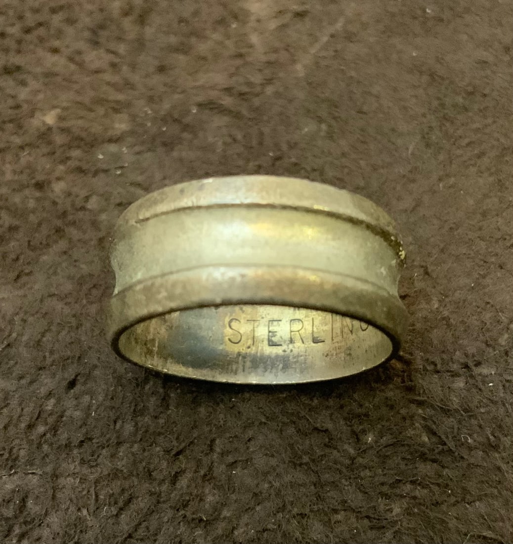 Vintage Sterling Silver Band Size 5: Vintage Sterling Silver Band. Size 5. Marked ‘STERLING’. Shows wear and patina consistent with significant age. .>>>>>>>>>>>>>>READ—-READ—-READ—-Shipping for this lot is available ONLY