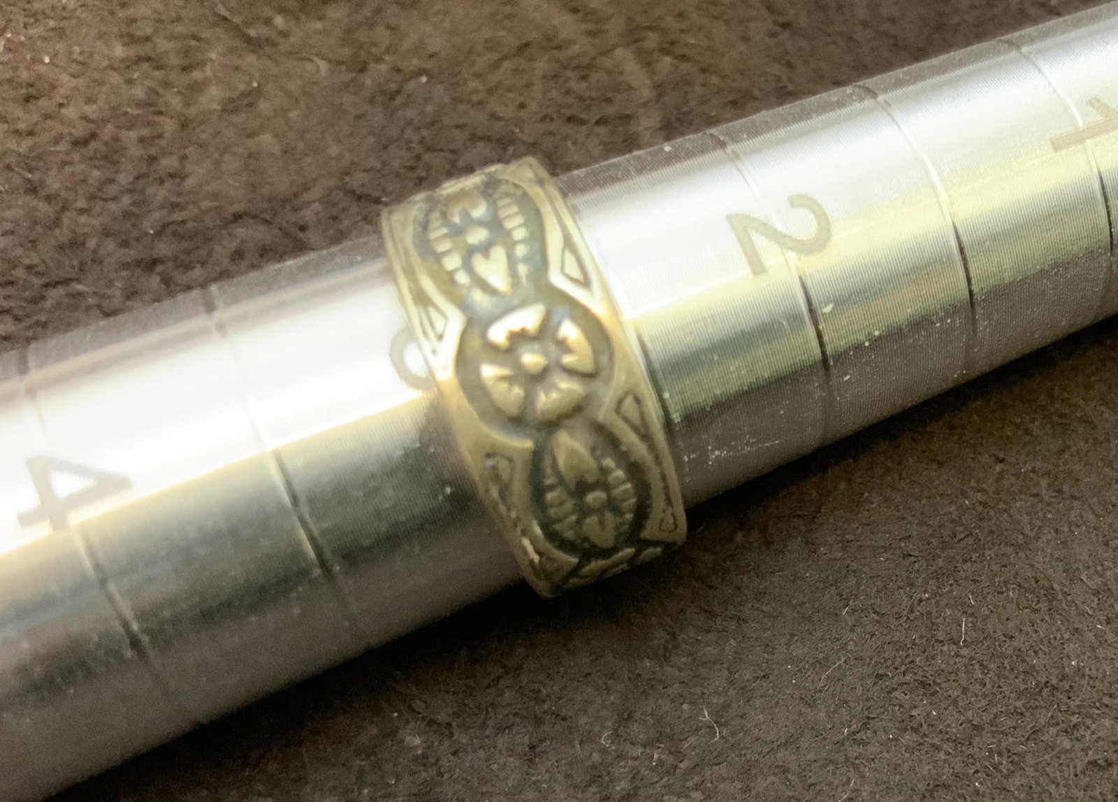 925 Floral Design Open Band Ring Size 3: 925 Floral Design Open Band Ring Size 3. Marked 925. K..>>>>>>>>>>>>>>READ—-READ—-READ—-Shipping for this lot is available ONLY THROUGH LIVEAUCTIONEERS/LIVESHIPPING. We advise all bidders to obt