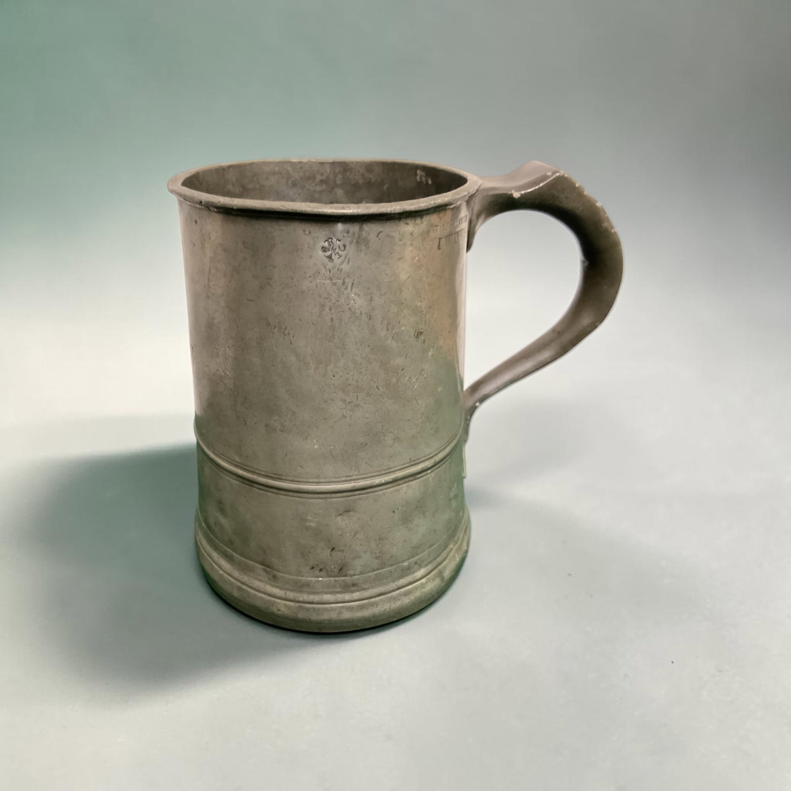 1quart Pewter Tankard James Yates: 1quart Pewter Tankard James Yates. 6" tall 7" across the handle. .>>>>>>>>>>>>>>READ—-READ—-READ—-Shipping for this lot is available ONLY THROUGH LIVEAUCTIONEERS/LIVESHIPPING. We advise all bidd