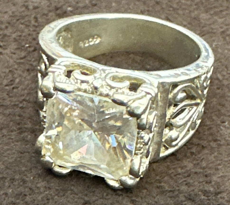 925 Silver Silpada Uptown Ring Size 7: 925 Silver Silpada Uptown Ring Size 7. .>>>>>>>>>>>>>>READ—-READ—-READ—-Shipping for this lot is available ONLY THROUGH LIVEAUCTIONEERS/LIVESHIPPING. We advise all bidders to obtain a shipping e
