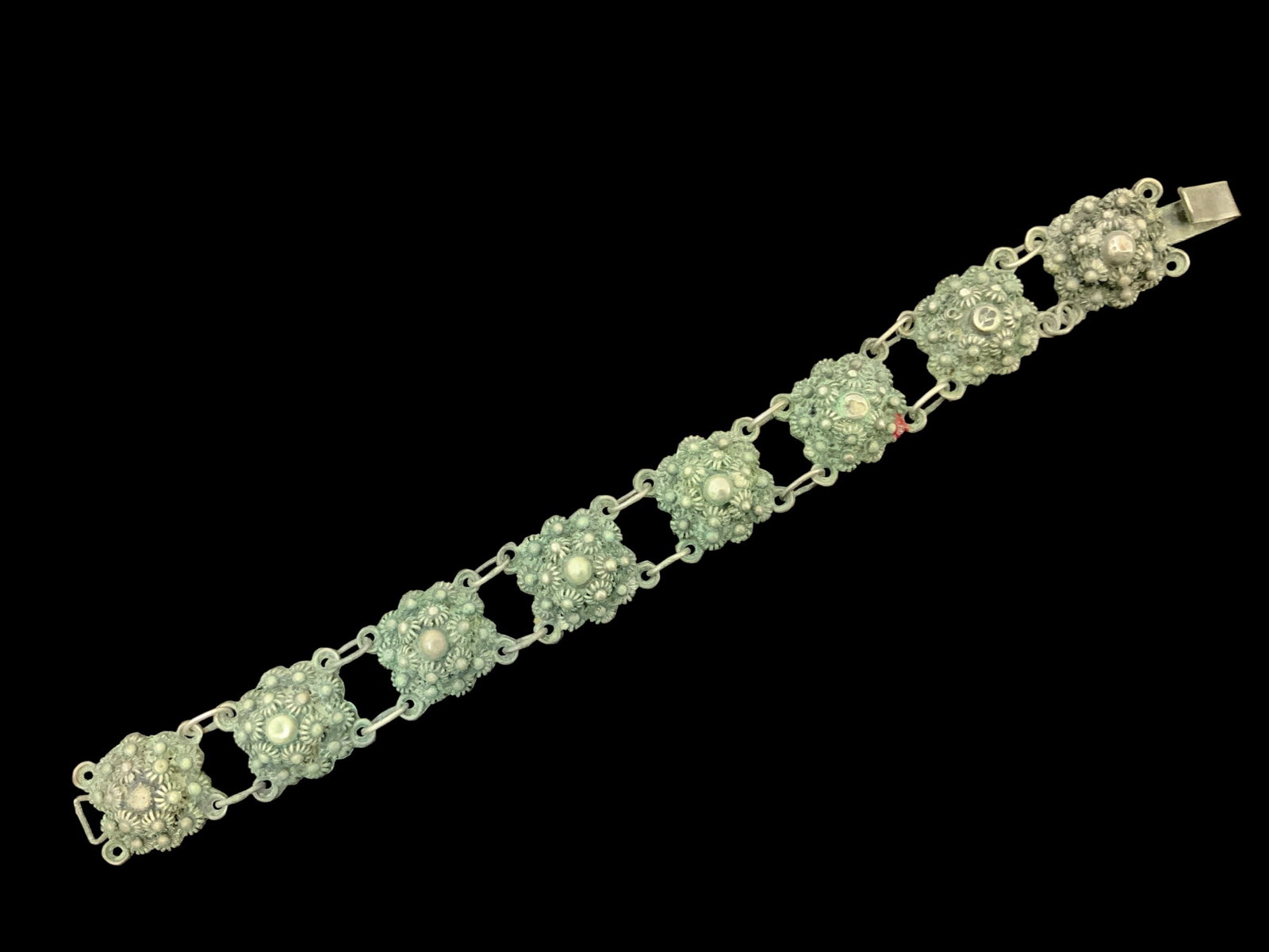 Link Bracelet Marked ‘Mexico Silver’: Link Bracelet Marked ‘Mexico Silver’. 7” long. .>>>>>>>>>>>>>>READ—-READ—-READ—-Shipping for this lot is available ONLY THROUGH LIVEAUCTIONEERS/LIVESHIPPING. We advise all bidders to