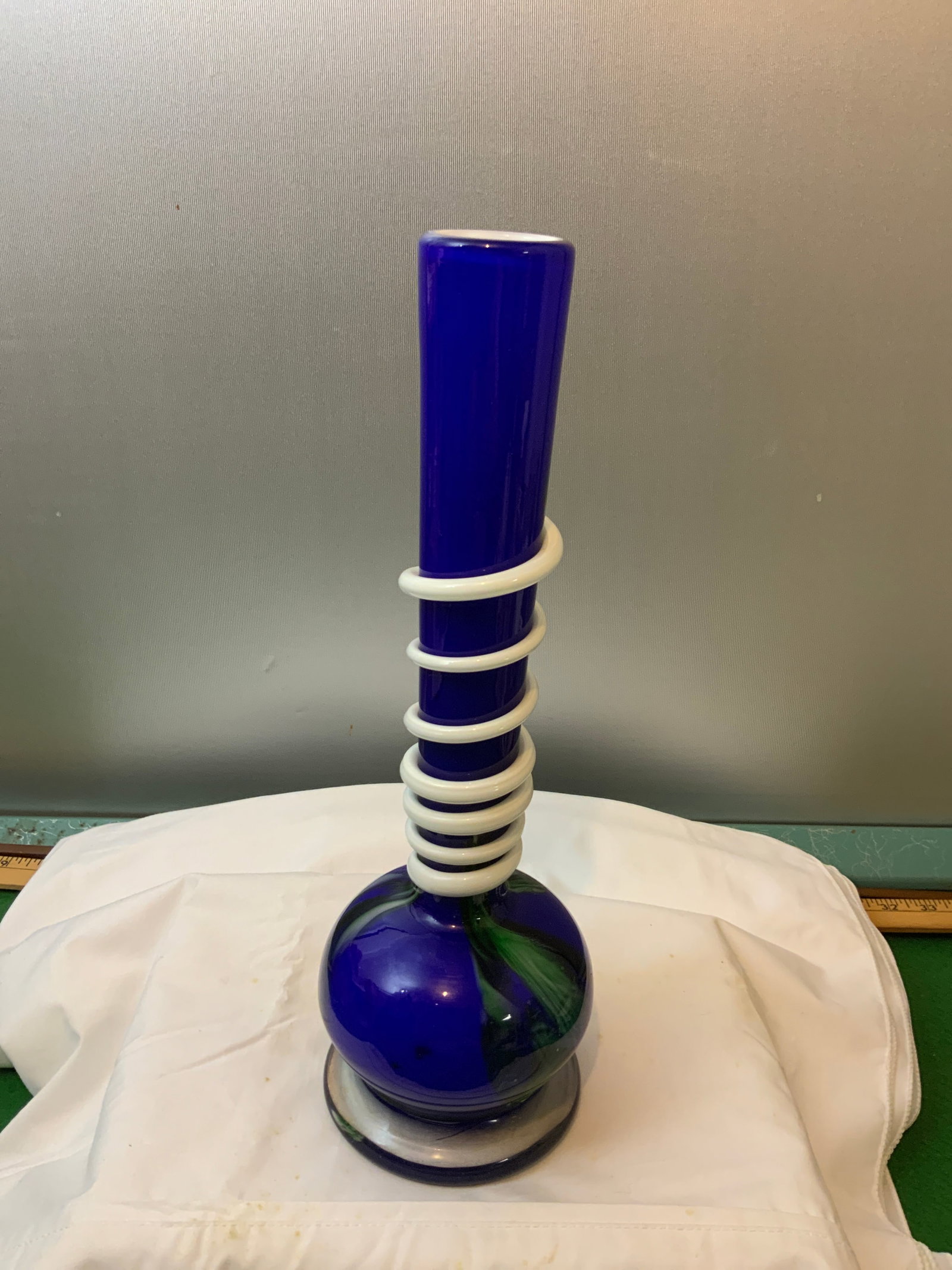 Art glass vase: Art glass vase. 4 1/2” diameter, 14” tall. .>>>>>>>>>>>>>>READ—-READ—-READ—-Shipping for this lot is available ONLY THROUGH LIVEAUCTIONEERS/LIVESHIPPING. We advise all bidders to obt