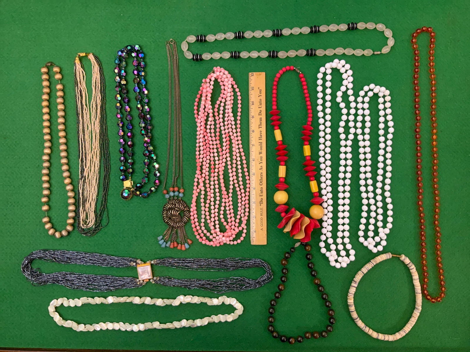 Vintage Costume Jewelry: Necklaces: Vintage Costume Jewelry: Necklaces. .>>>>>>>>>>>>>>READ—-READ—-READ—-Shipping for this lot is available ONLY THROUGH LIVEAUCTIONEERS/LIVESHIPPING. We advise all bidders to obtain a shipping esti