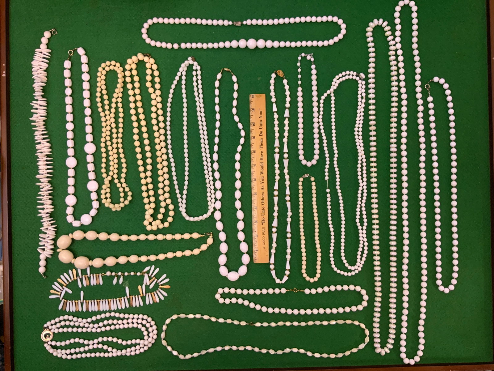 Vintage Costume Jewelry: Necklaces: Vintage Costume Jewelry: Necklaces. .>>>>>>>>>>>>>>READ—-READ—-READ—-Shipping for this lot is available ONLY THROUGH LIVEAUCTIONEERS/LIVESHIPPING. We advise all bidders to obtain a shipping esti