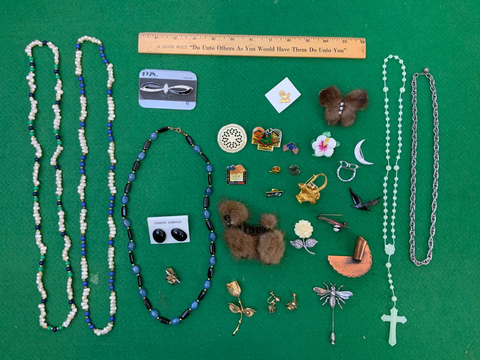 Vtg Costume Jewelry: Necklaces Pins / Brooches & etc (1 of 3)