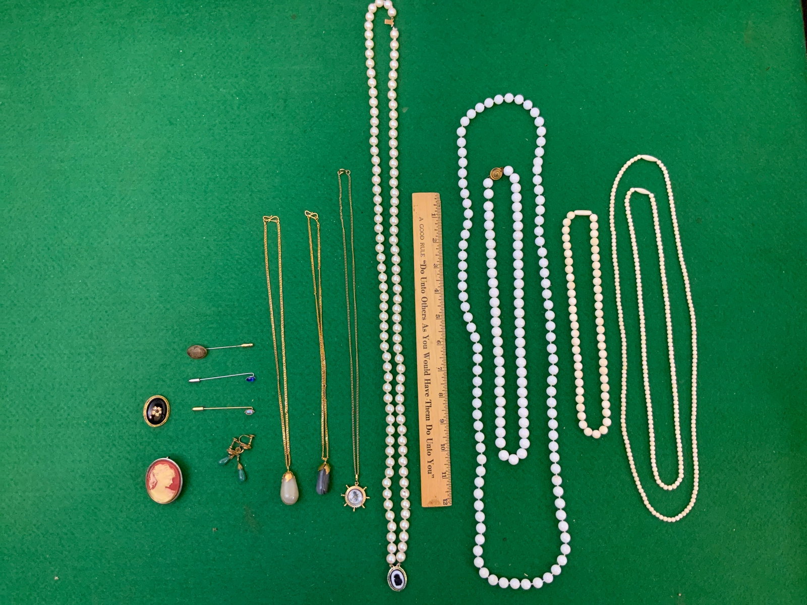 Vtg Costume Jewelry: Necklaces Pins / Brooches (1 of 5)