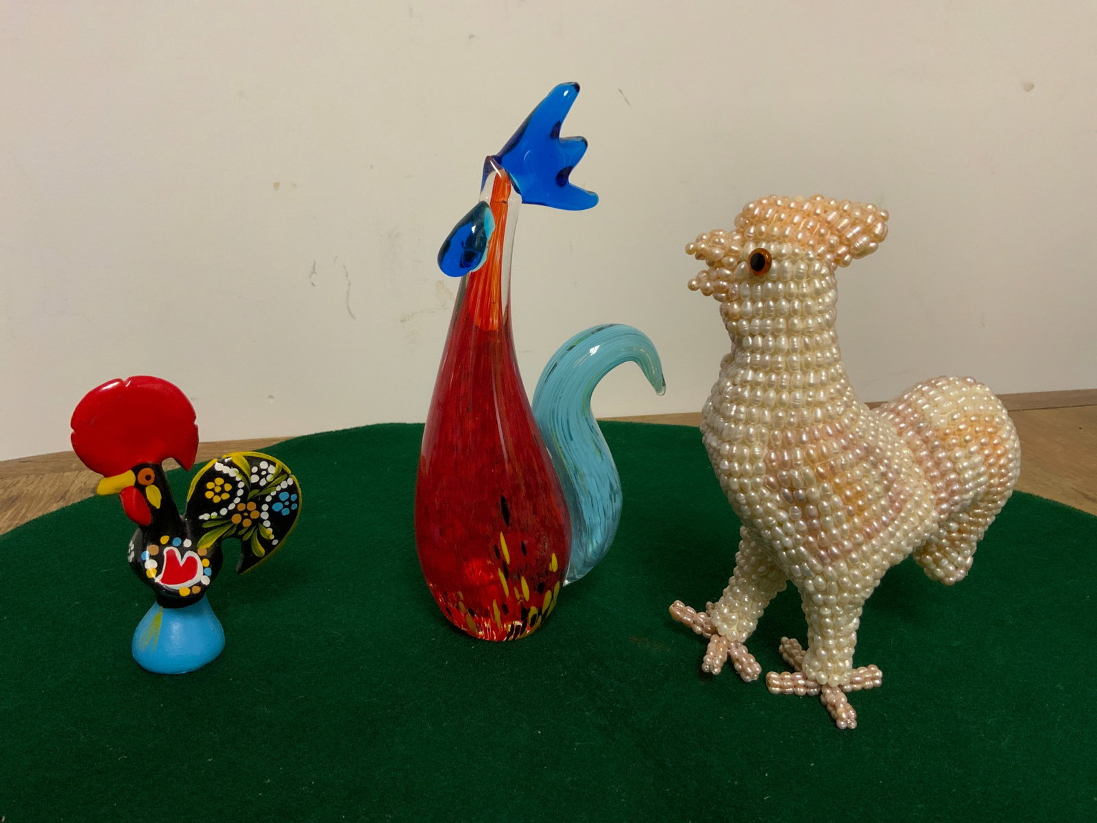 Rooster Figurine Decor: Freshwater Pearls, Murano-style Artless, and etc.: Rooster Figurine Decor: Freshwater Pearls, Murano-style Artless, and etc. Glass Rooster is 3" x 5" and 9 1/2" tall. .>>>>>>>>>>>>>>READ—-READ—-READ—-Shipping for this lot is available ONLY THROU